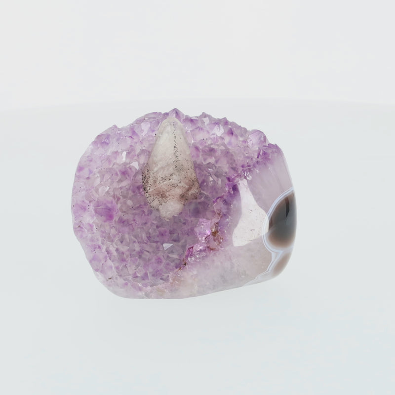 Amethyst mit Calcit aus Uruguay, Amethystkristalle mit hellen Calcitformationen, natürlich gewachsenes Mineralunikat.