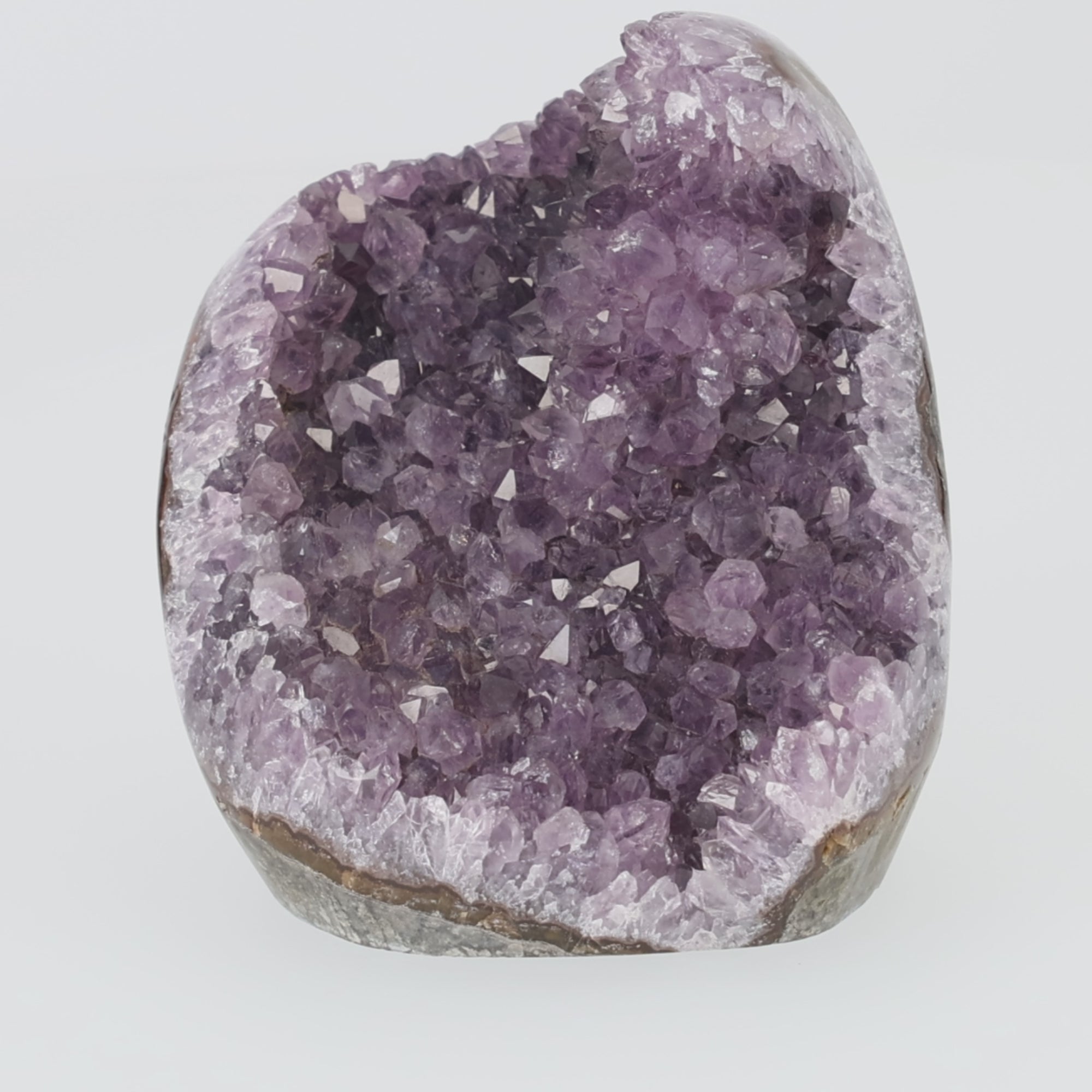 Video laden: Amethyst Cut Base aus Uruguay – Elegante Kristallformation in sanften Violetttönen 1514g (#553)