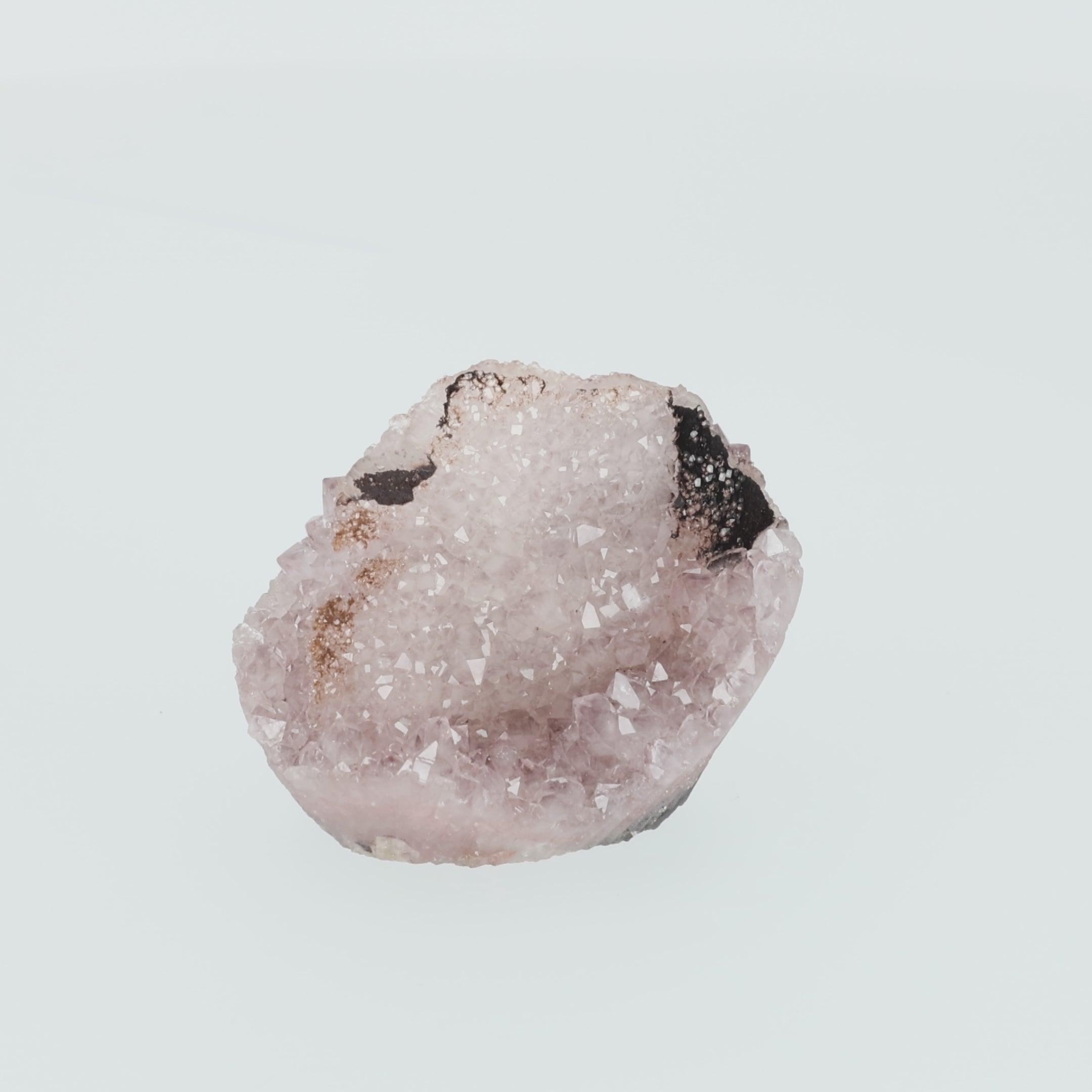 Video laden: „Frozen Dawn – Die Eisquelle von Valoria“ – Exklusiver Uruguay-Amethyst mit Calcit, schwarzem Turmalin und Eisenoxidationen (#501)