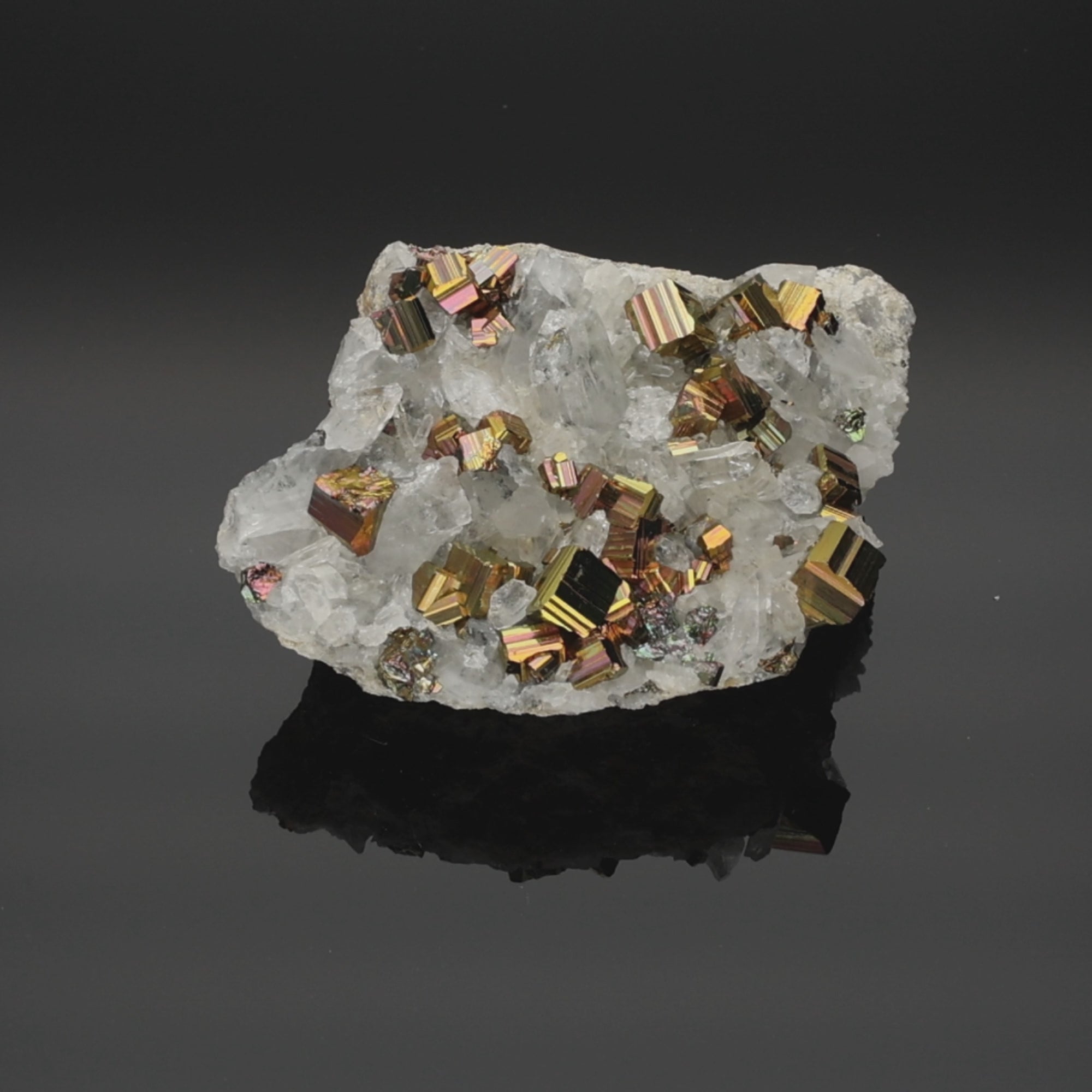 Video laden: Solar Rift – Rainbow Pyrit aus Borneo, Indonesien – 210 g – Mineralien-Unikat (#1085)