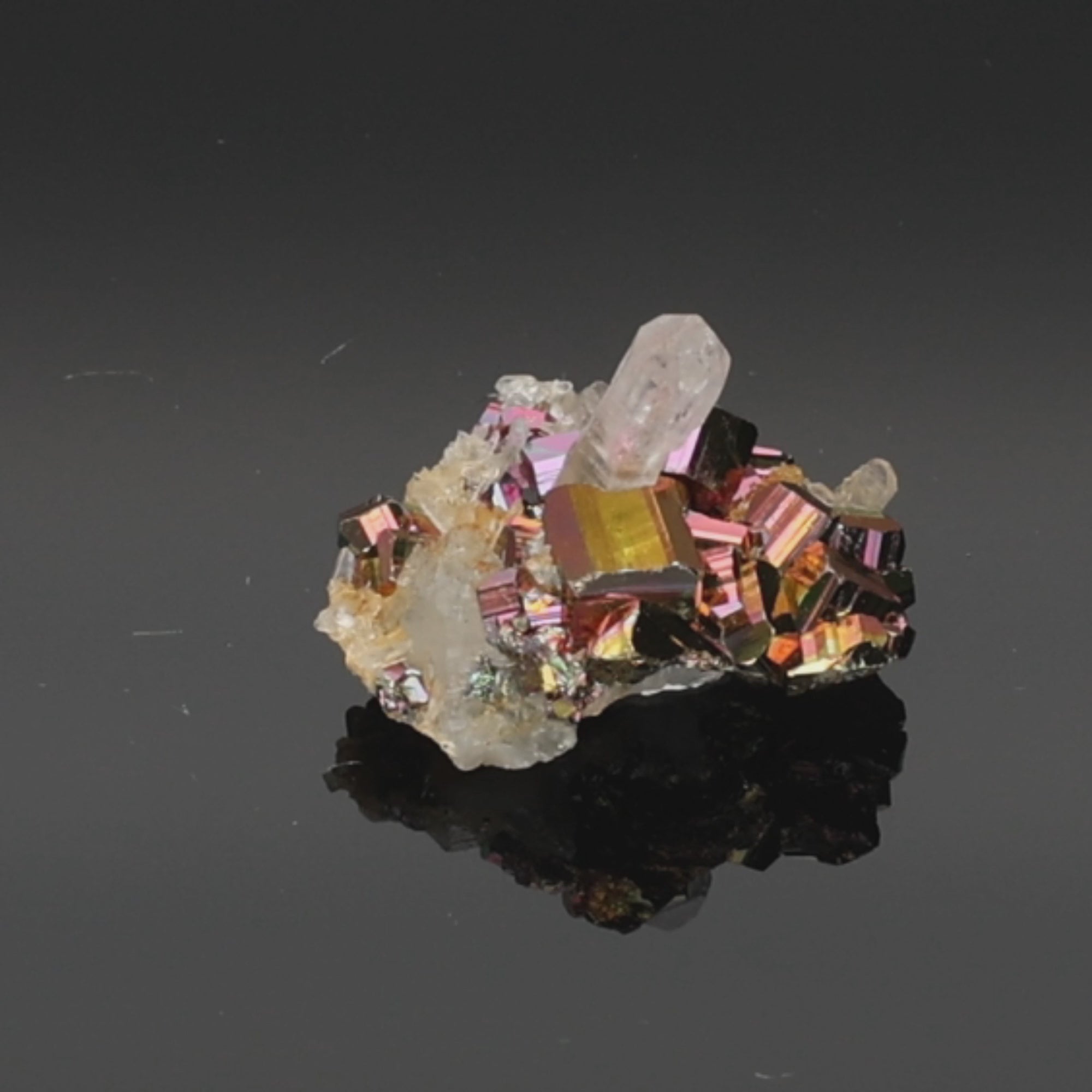 Load video: Aurora Fragment – Rainbow Pyrit aus Borneo, Indonesien – 15,98 g – Mineralien-Unikat (#1109)