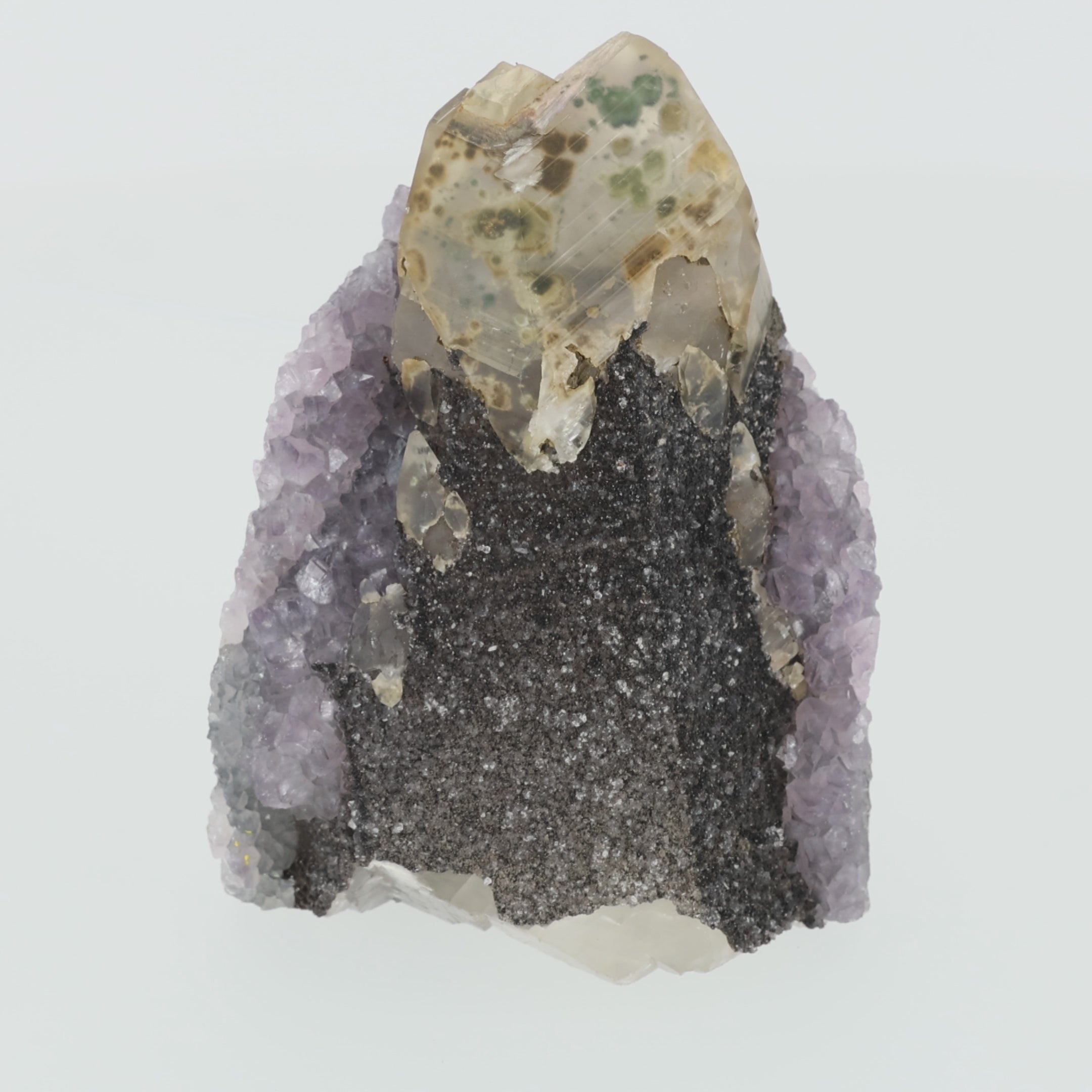 Video laden: Emerald Summit - 1,545 kg Amethyst mit schwarzem Turmalin &amp; Calcit - Uruguay Unikat (#533)