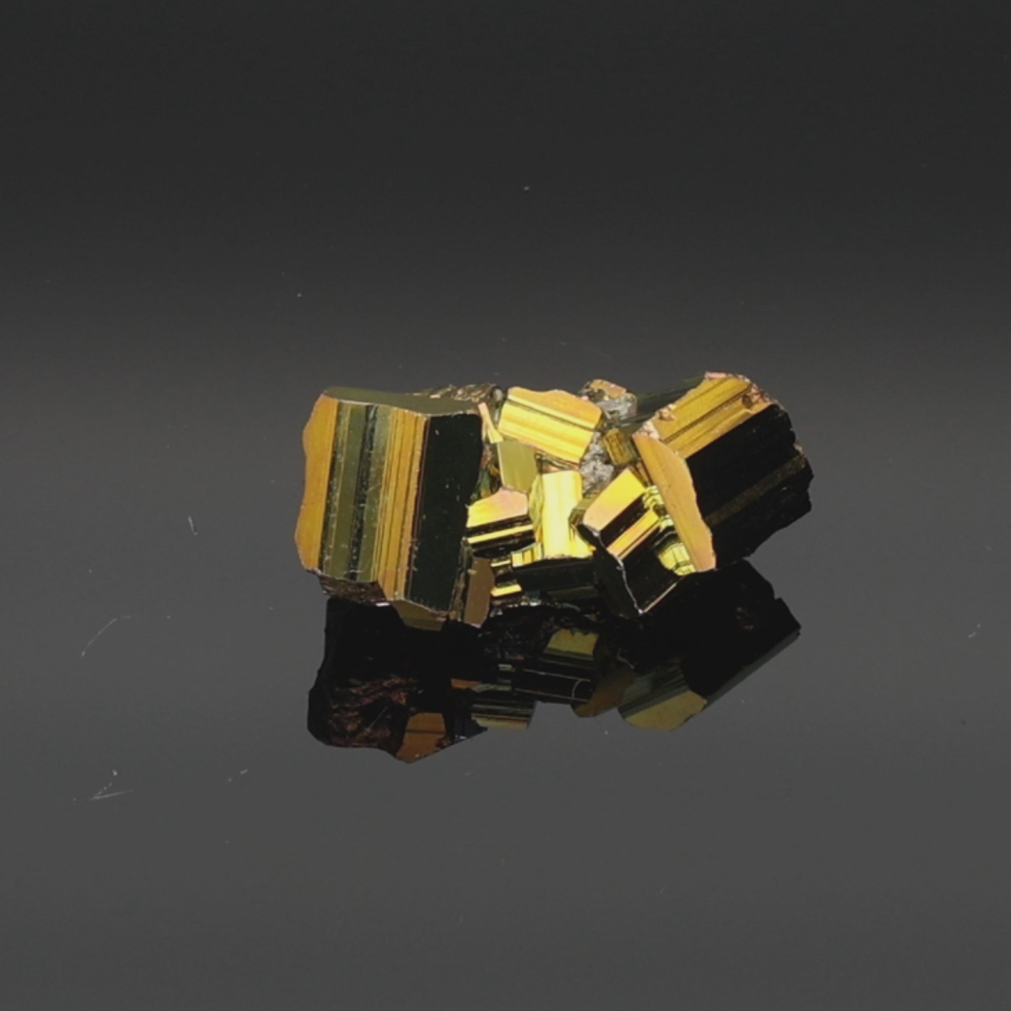 Load video: Cosmic Flare – Rainbow Pyrit aus Borneo, Indonesien – 29,45 g – Mineralien-Unikat (#1118)