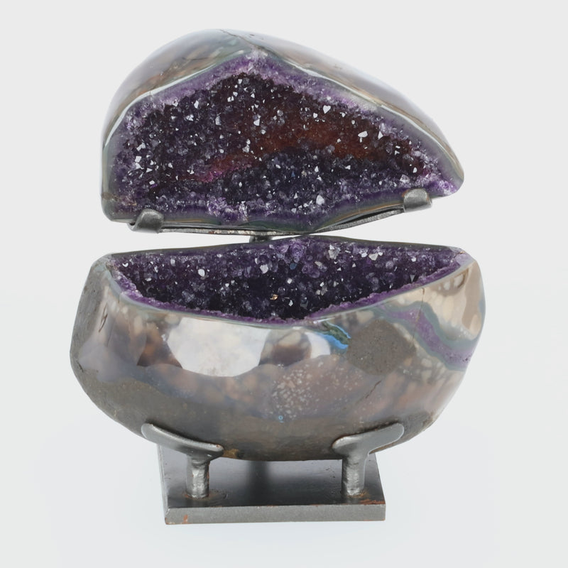 Amethyst Geoden-Juwelenbox aus Uruguay auf Metallstandfuß mit geöffneter Geode und violetter Kristalldruse im Inneren.