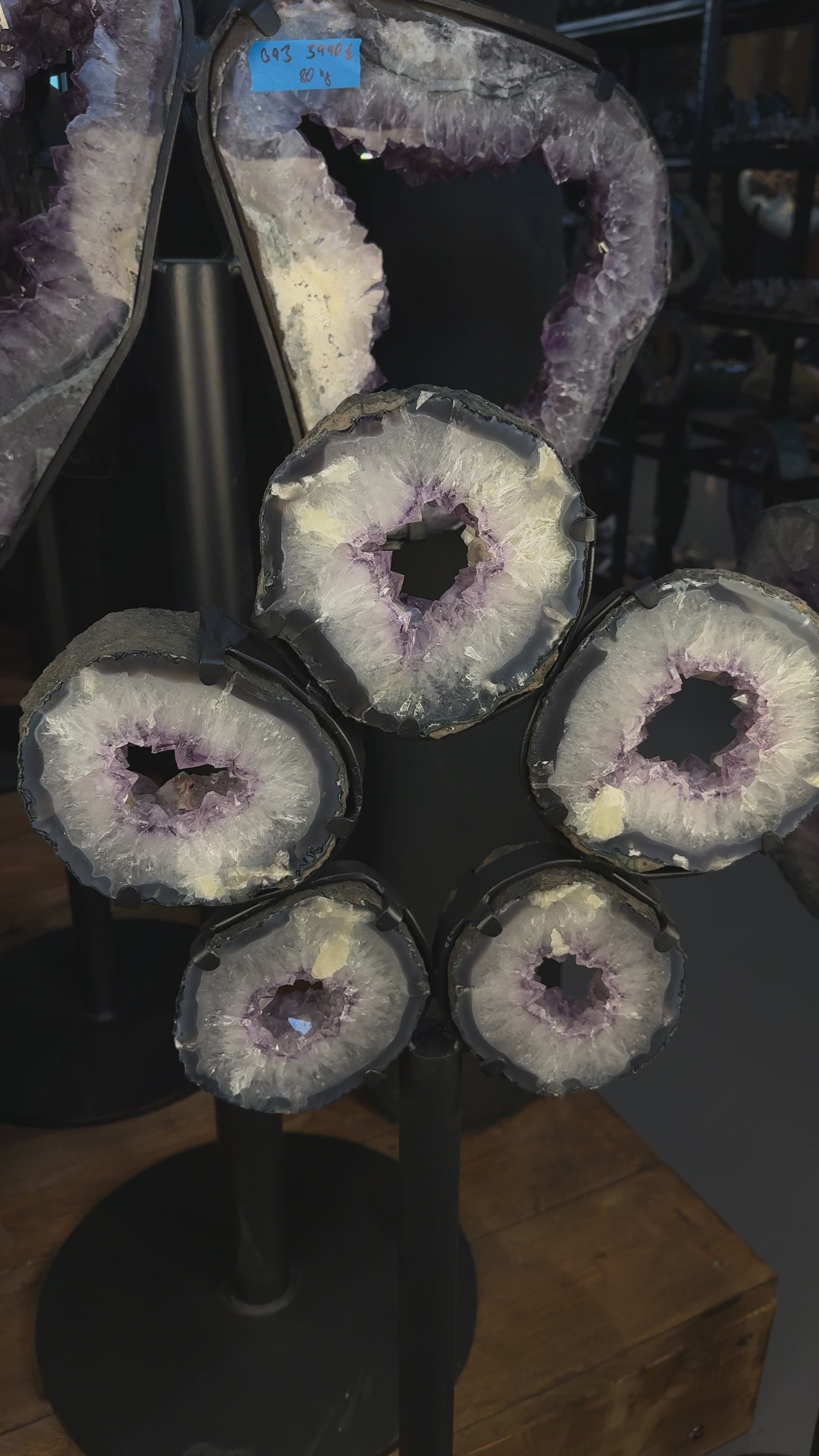 Load video: Amethyst Portal Scheiben in Blumenform auf Stahlständer dekorativ angeordnet