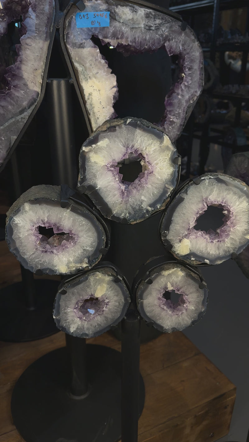 Amethyst Portal Scheiben in Blumenform auf Stahlständer dekorativ angeordnet