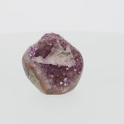 Amethyst mit Calcit aus Uruguay, Amethystkristalle mit hellen Calcitformationen, natürlich gewachsenes Mineralunikat.