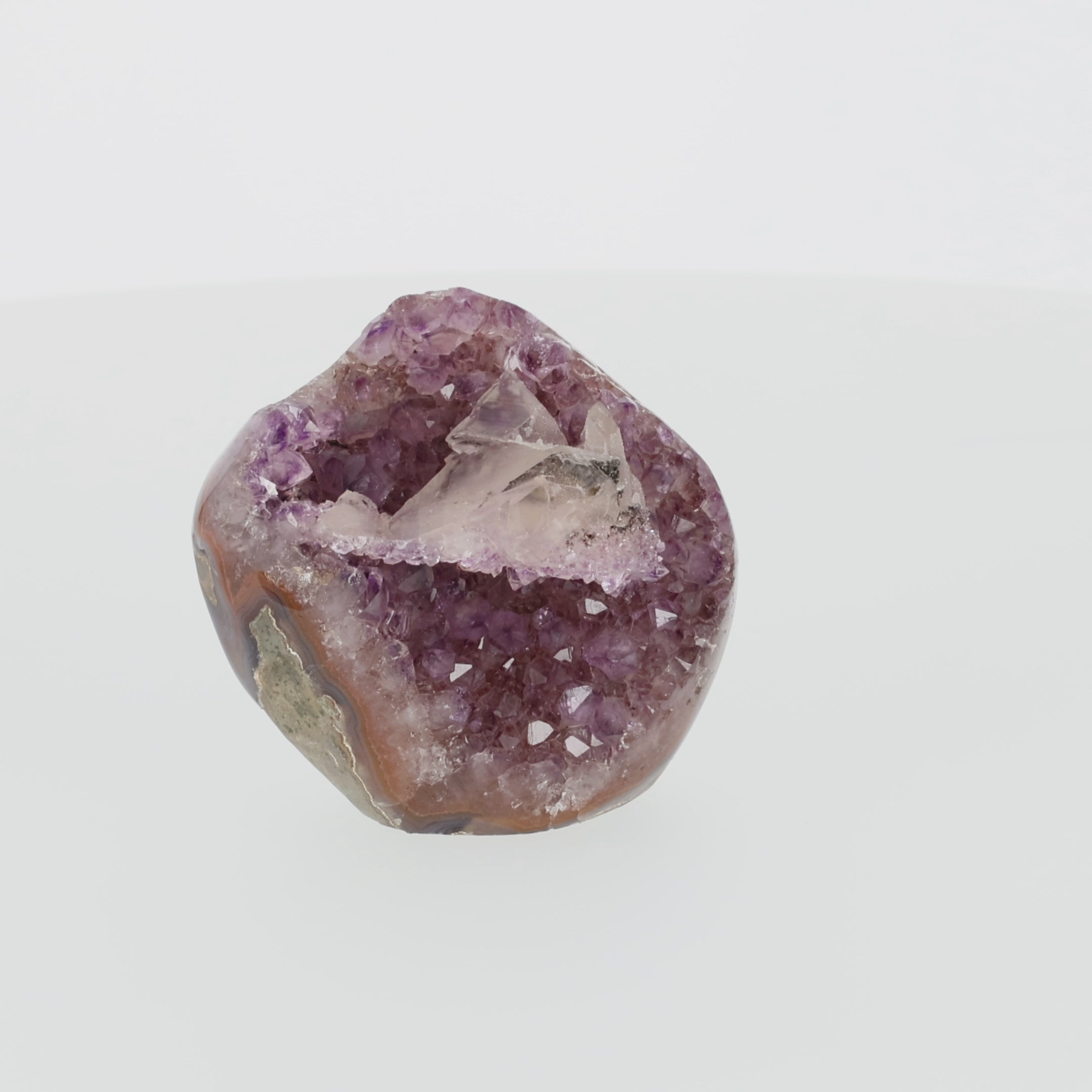 Load video: Amethyst mit Calcit aus Uruguay, Amethystkristalle mit hellen Calcitformationen, natürlich gewachsenes Mineralunikat.