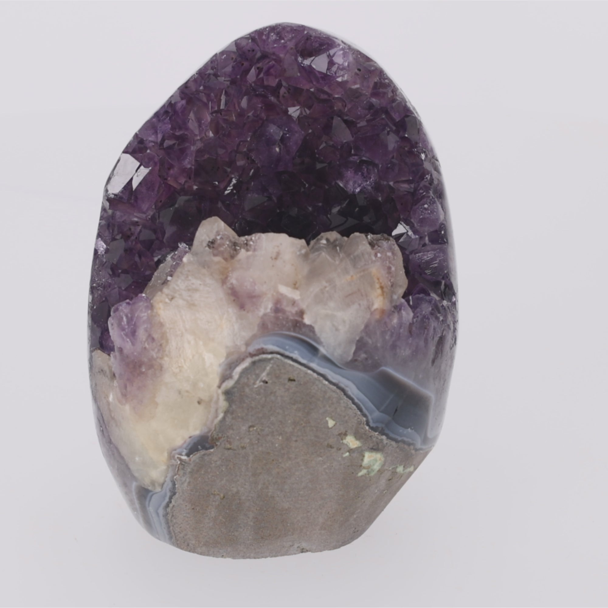 Video laden: Royal Amethyst ✦ Amethyst mit Calcit &amp; feinen Turmalin-Einschlüssen – 1971 g Kristall-Unikat (#960)