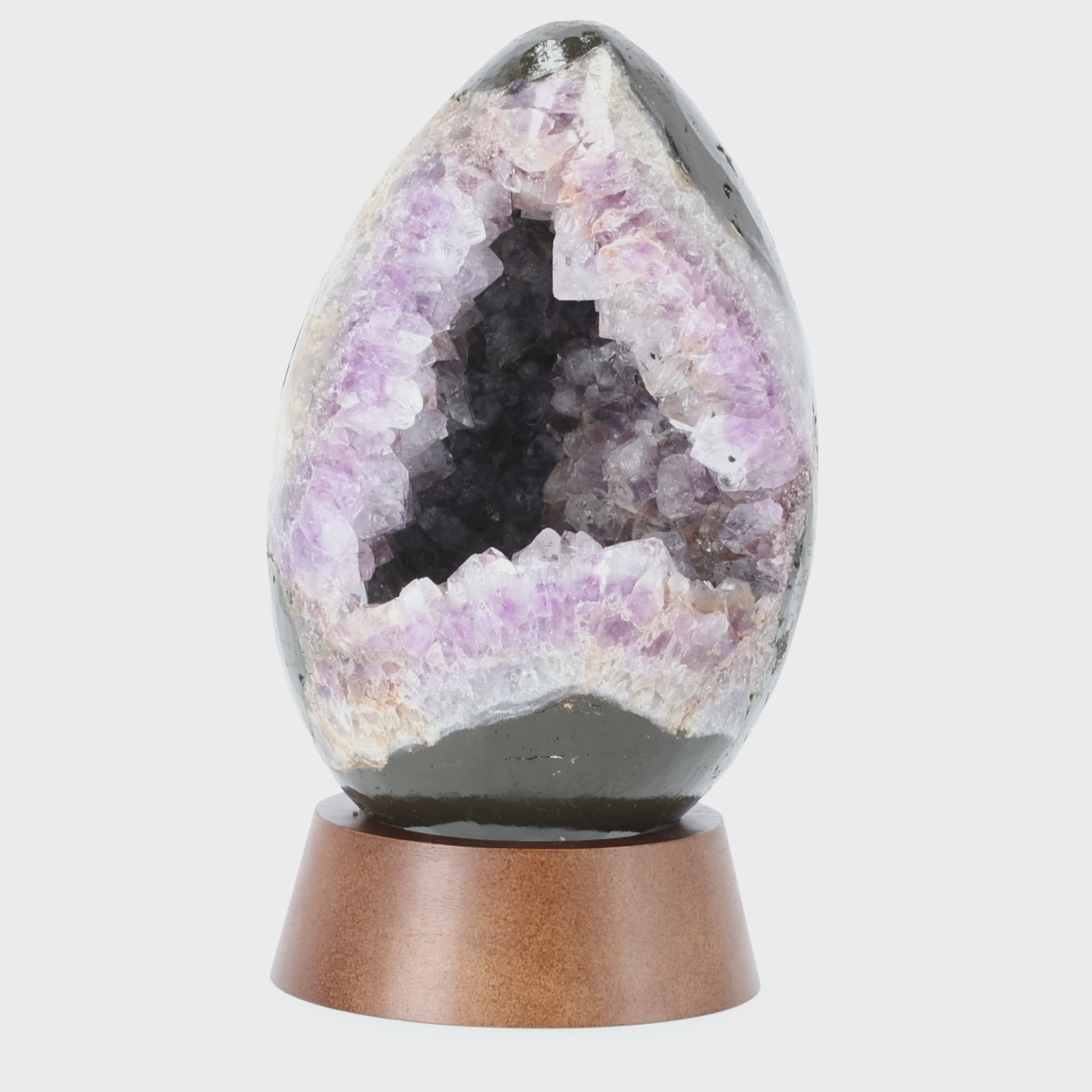 Video laden: Imperial Violet | Großes Amethyst Ei aus Brasilien mit tiefvioletter Kristalldruse | 2,992 kg Unikat (#565)