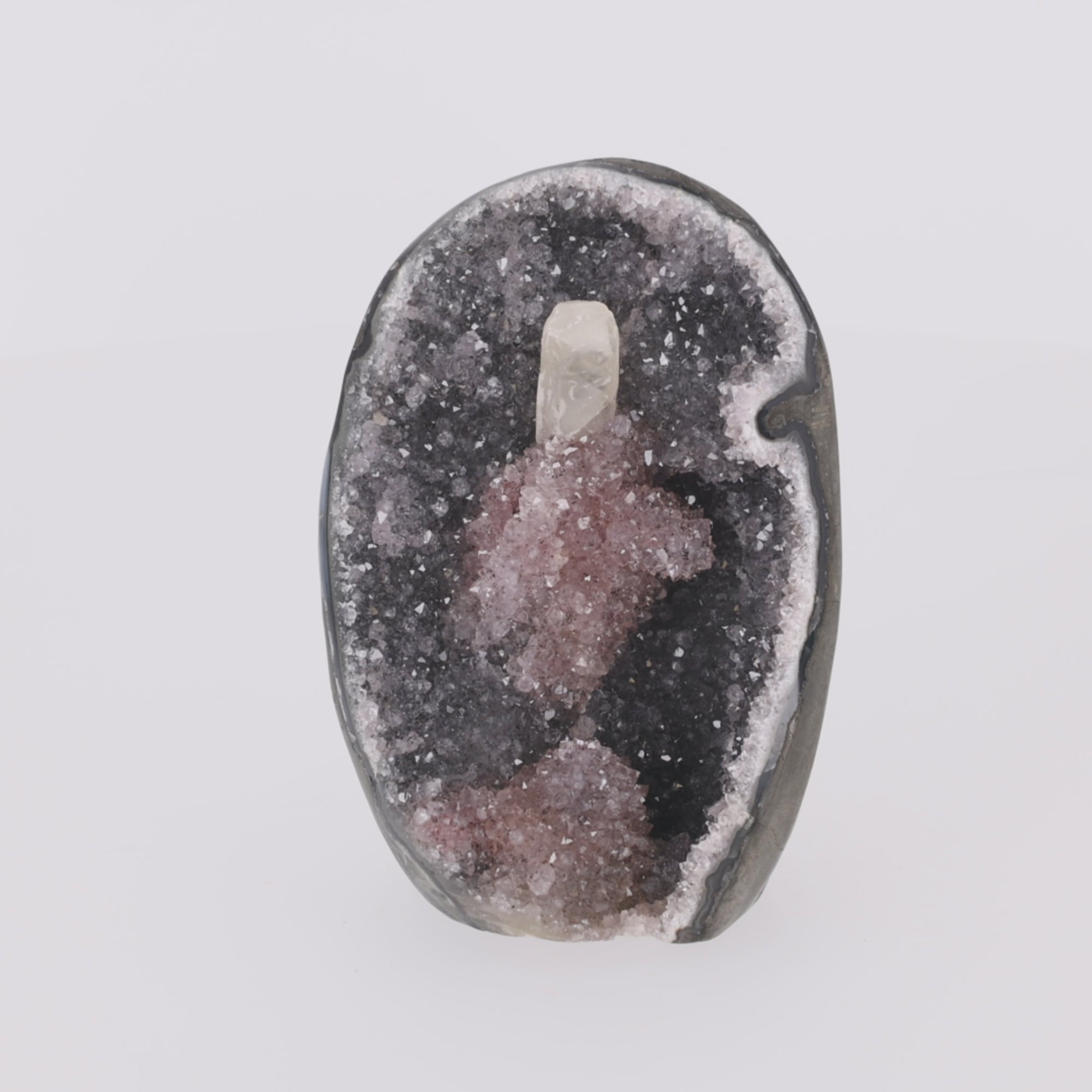 Video laden: Crystal Crest ✦ Amethyst-Druse mit Calcit &amp; schwarzem Turmalin | 1.274 g  (#870)