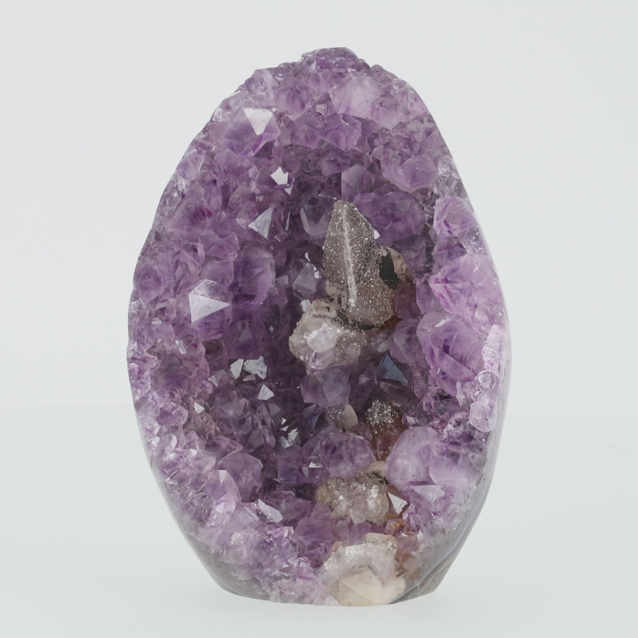 Video laden: „Die Amethystkrone von Valoria“ – Amethyst-Druse mit Calcit und schwarzem Turmalin aus Uruguay (#506)