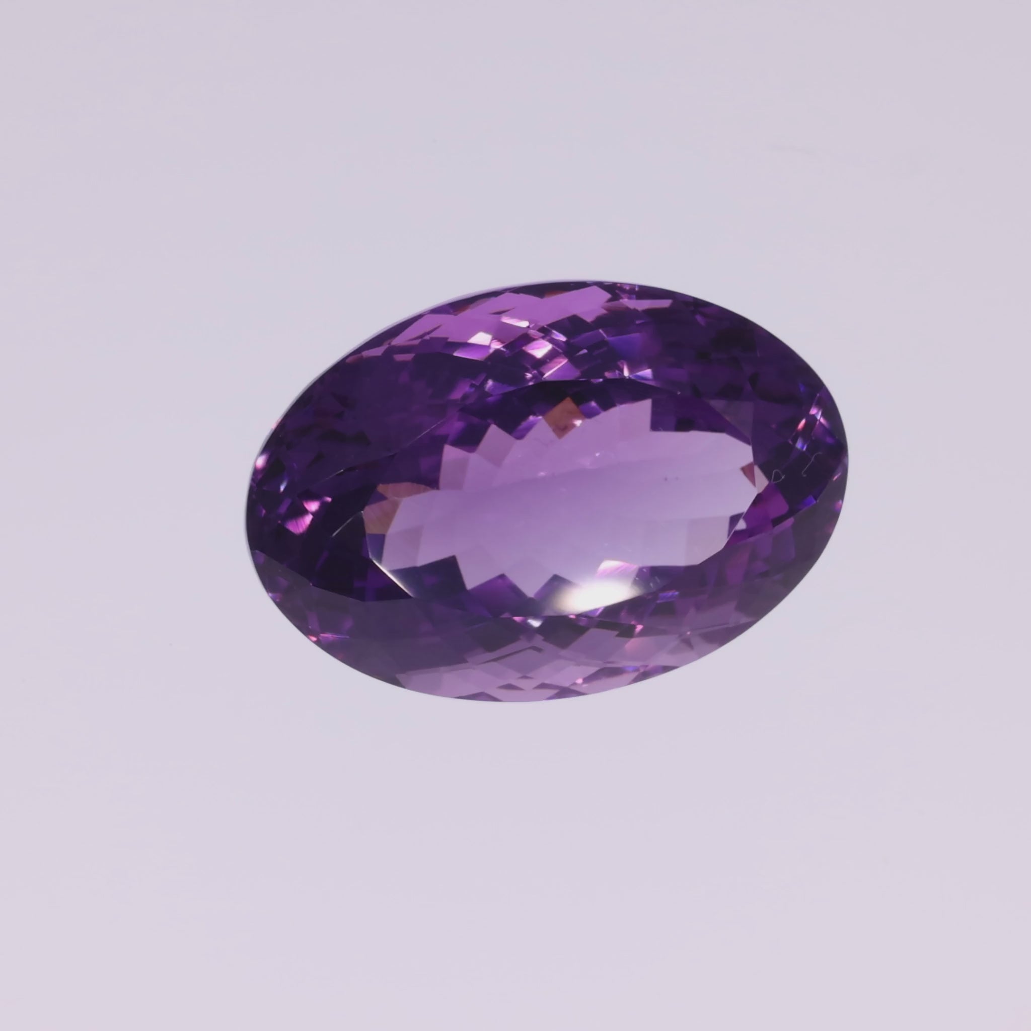 Video laden: 25,39 ct Amethyst im Ovalschliff - Klassische Brillanz in Tiefviolett aus Brasilien