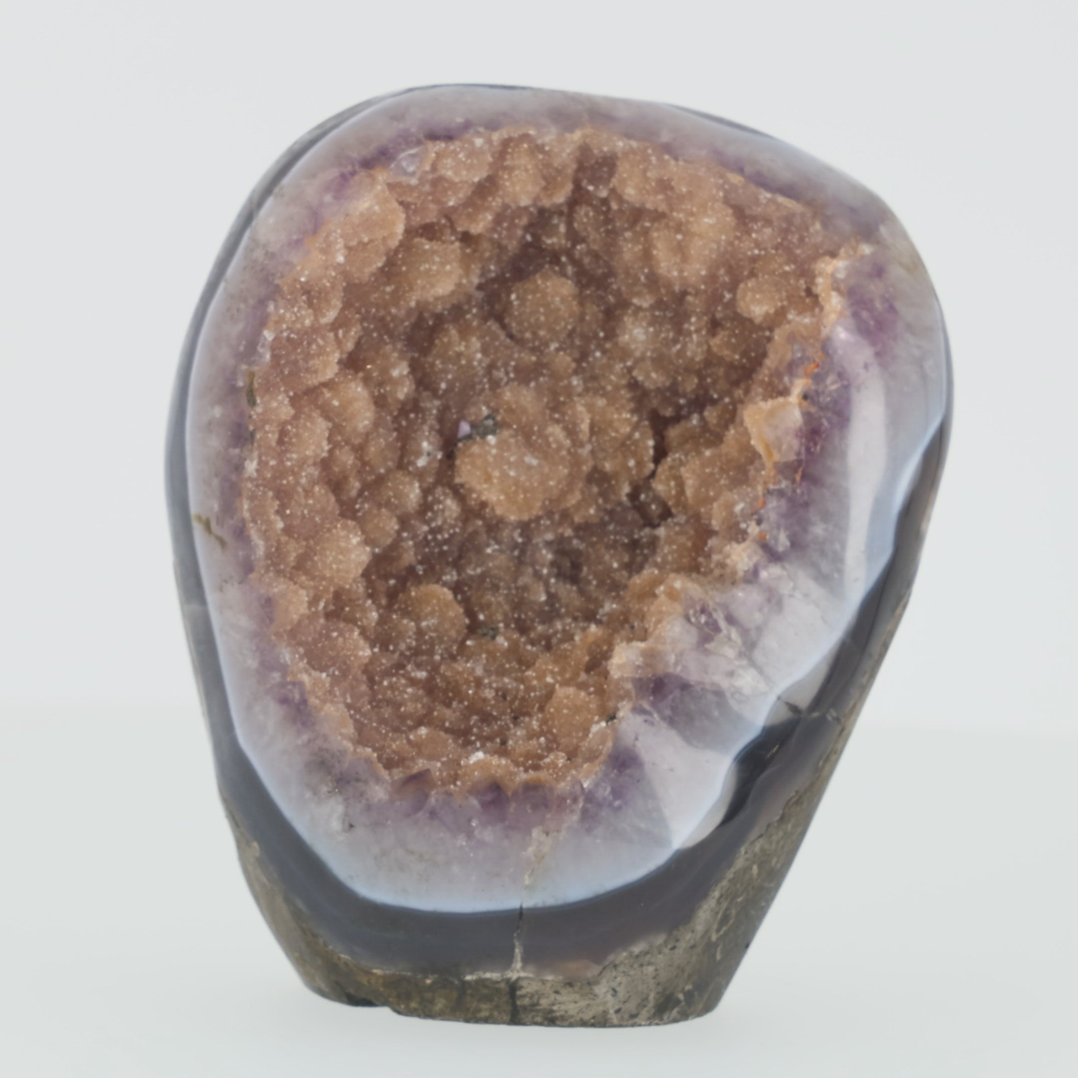 Video laden: Kristallquelle von Lysoria Noir – Amethyst-Geode mit schwarzem Turmalin aus Uruguay (#518)