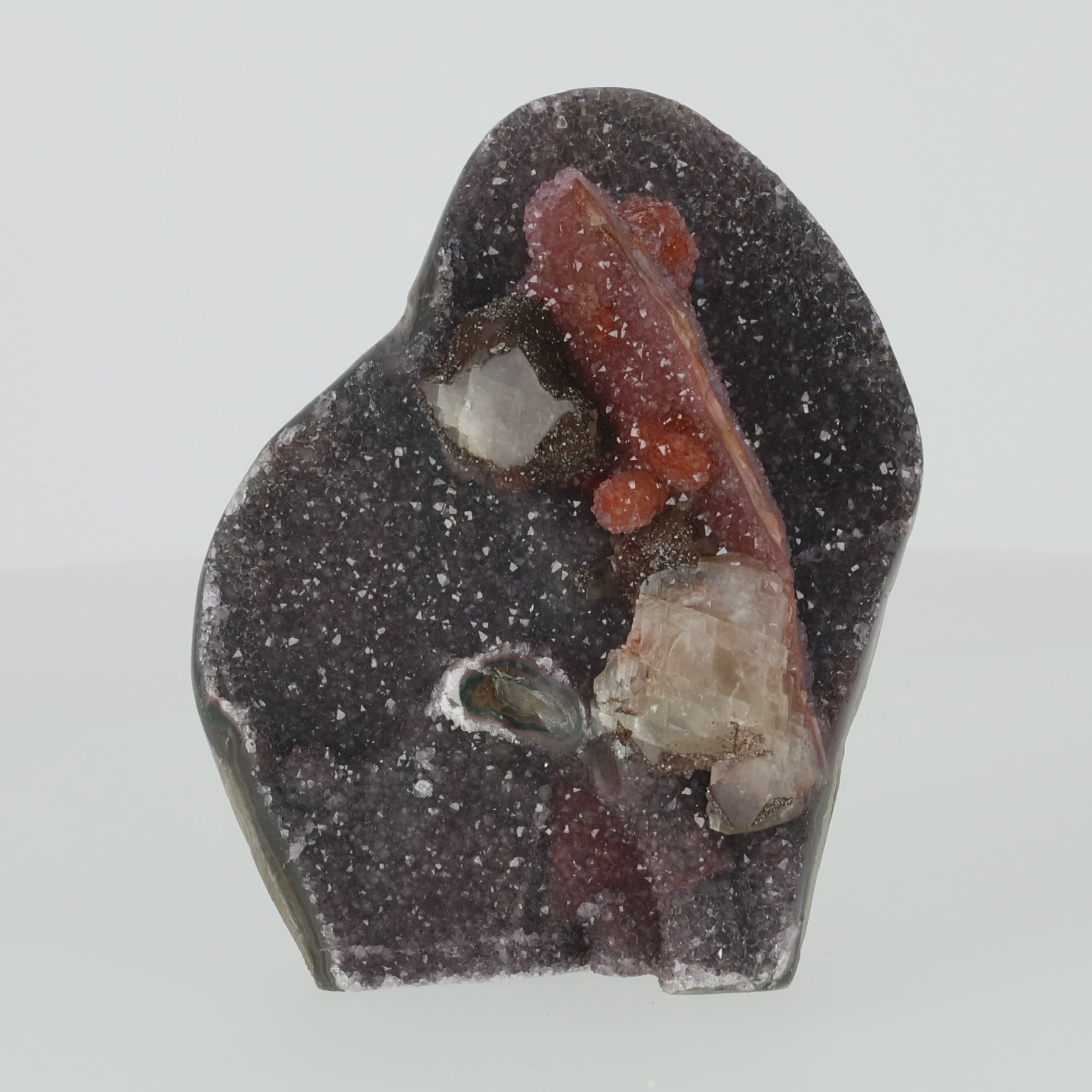 Video laden: Amethyst mit Calcit aus Uruguay, Amethystkristalle mit hellen Calcitformationen, natürlich gewachsenes Mineralunikat.