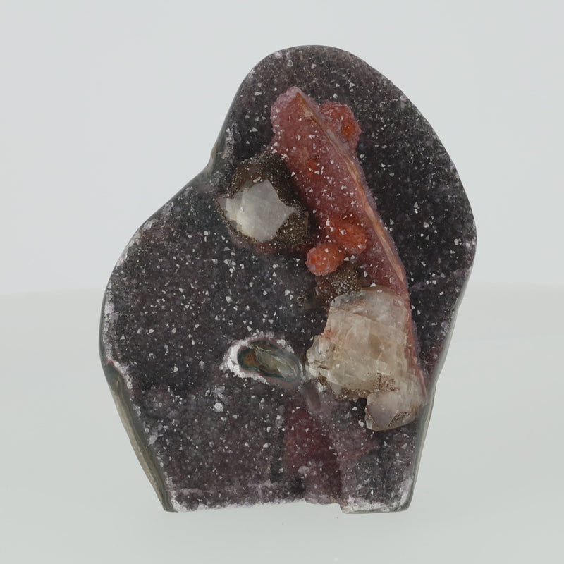 Amethyst mit Calcit aus Uruguay, Amethystkristalle mit hellen Calcitformationen, natürlich gewachsenes Mineralunikat.