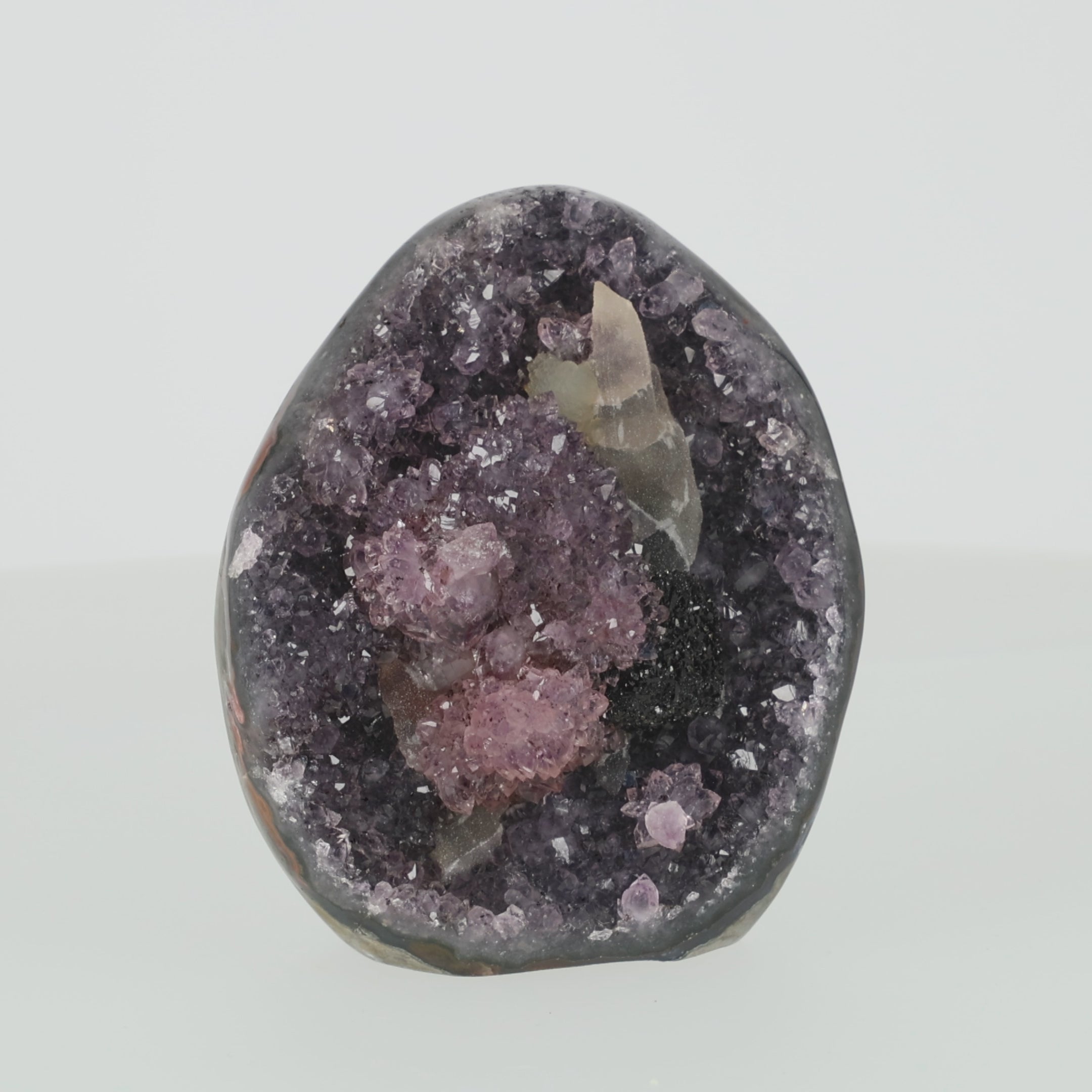 Video laden: Amethyst mit Calcit aus Uruguay, Amethystkristalle mit hellen Calcitformationen, natürlich gewachsenes Mineralunikat.