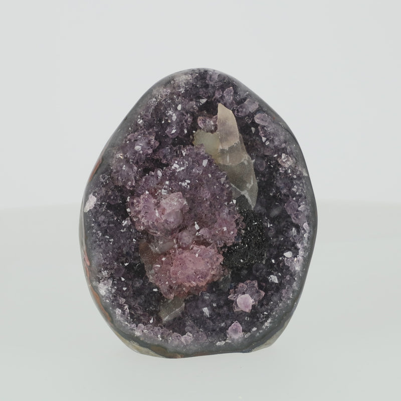 Amethyst mit Calcit aus Uruguay, Amethystkristalle mit hellen Calcitformationen, natürlich gewachsenes Mineralunikat.