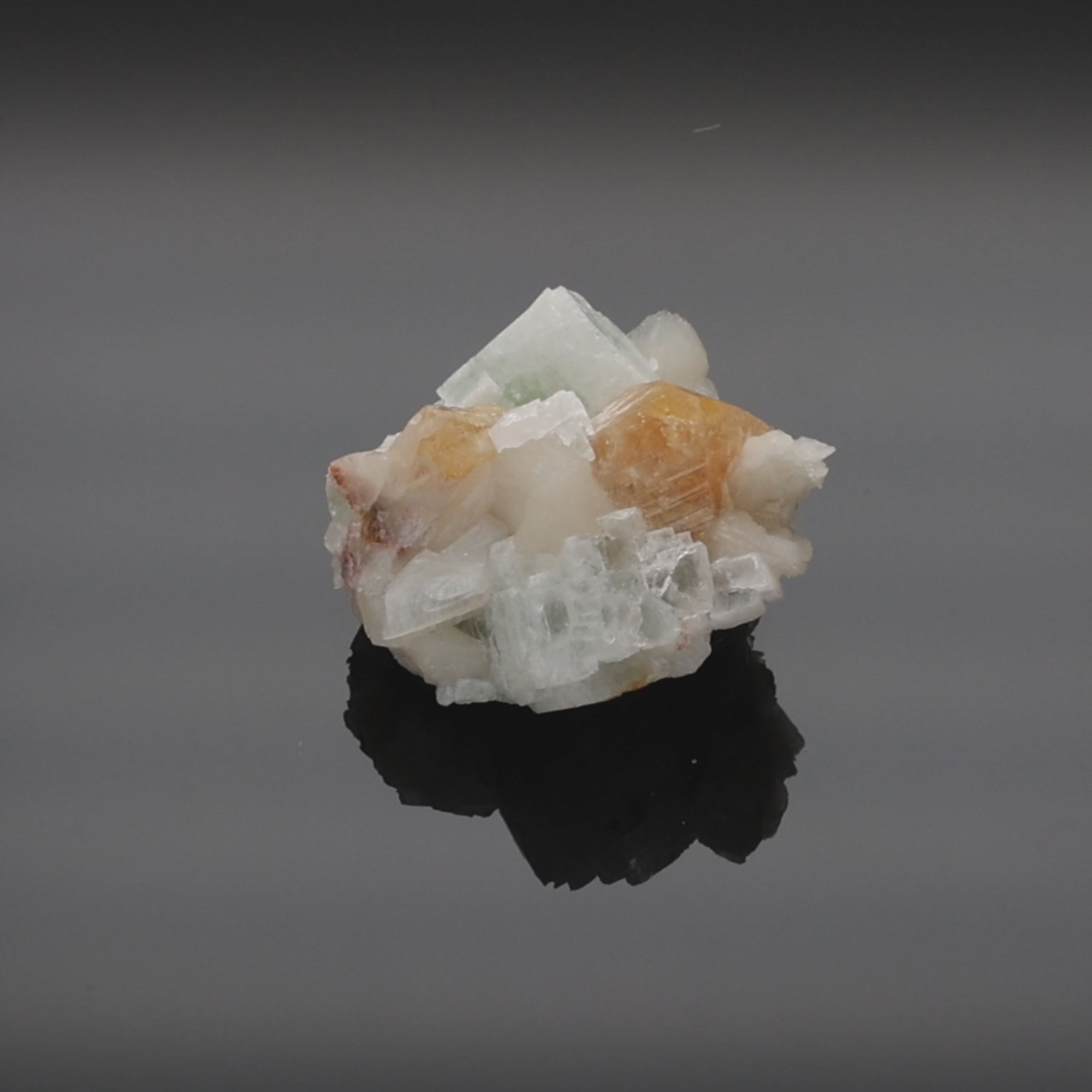 Video laden: PEACH MINT | Grüner Apophyllit mit Stilbit aus Maharashtra | 129 g | Unikat (#1080)