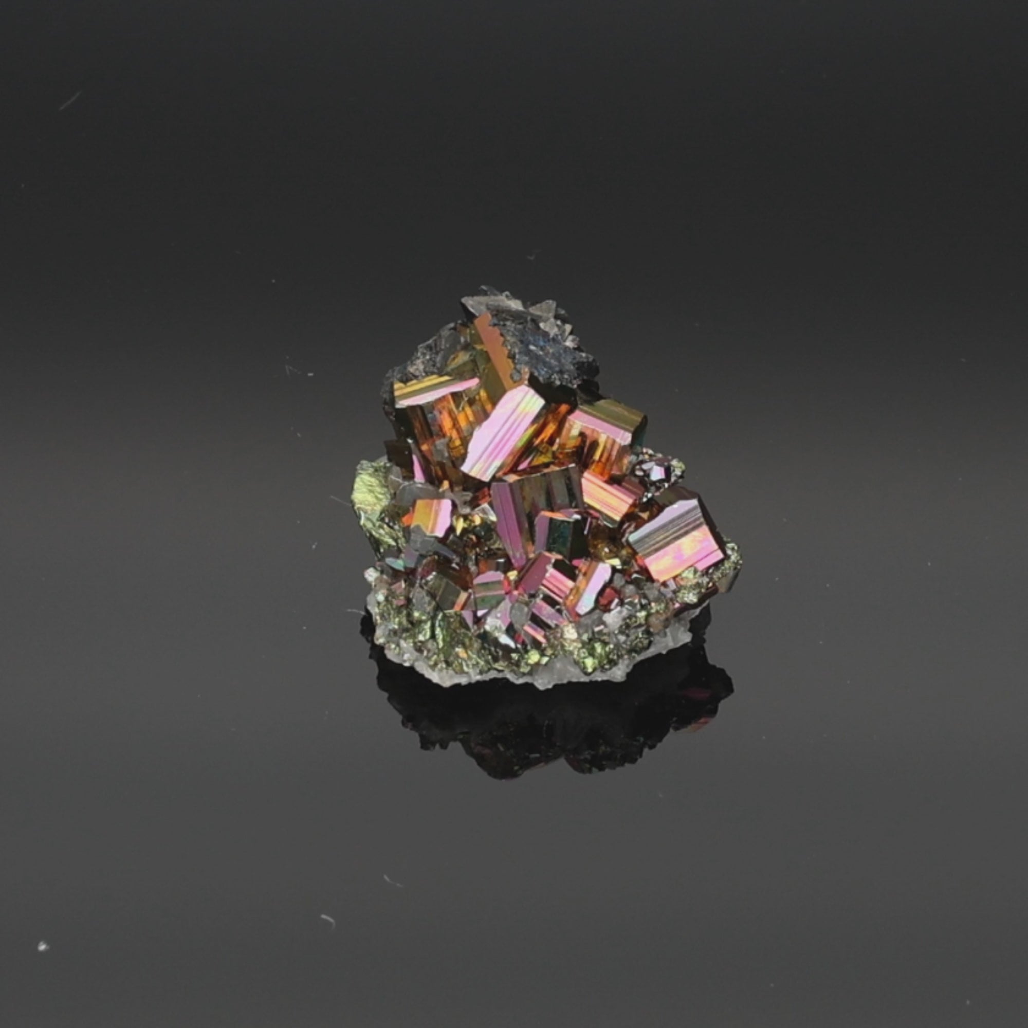 Load video: Prism Flame – Rainbow Pyrit aus Borneo, Indonesien – 36,76 g – Mineralien-Unikat (#1107)
