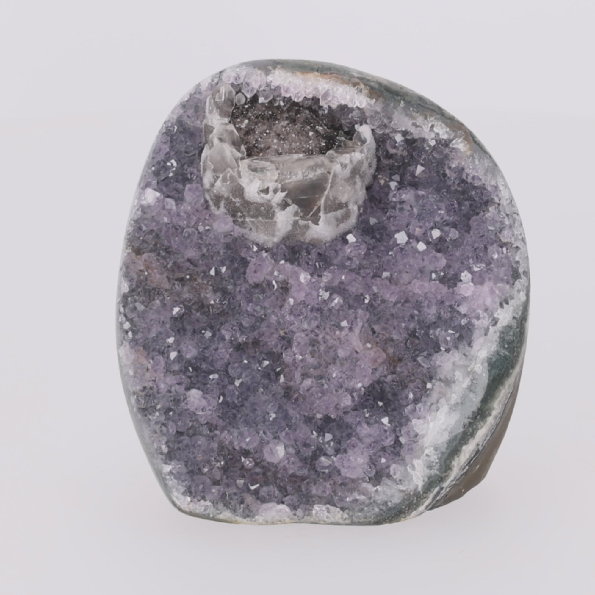 Video laden: Lavender Crystal Gate ✦ Amethystdruse mit Calcit &amp; Turmalin | 1276 g (#941)