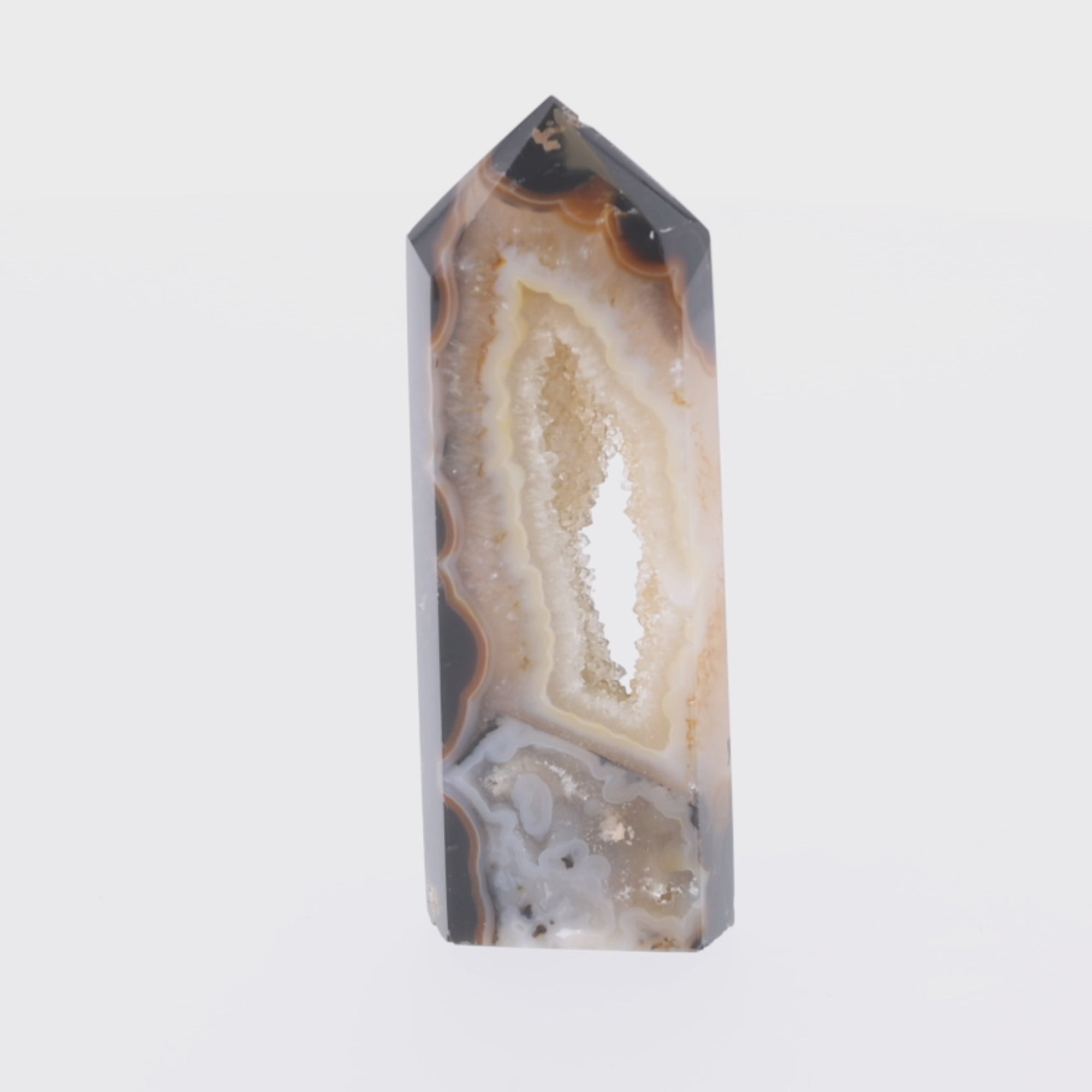 Load video: Honey Prism – Achat Obelisk mit Kristalldruse – 183 g (#1460)