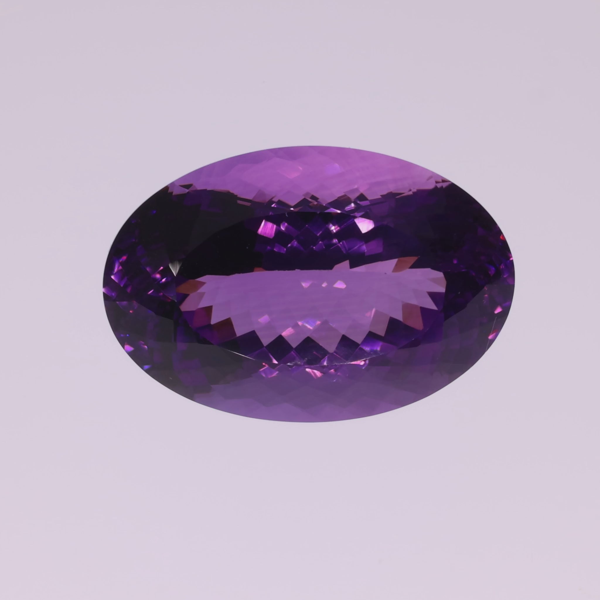 Video laden: 36,63 ct Amethyst im Ovalschliff - Tiefviolett &amp; Brillanz aus Brasilien