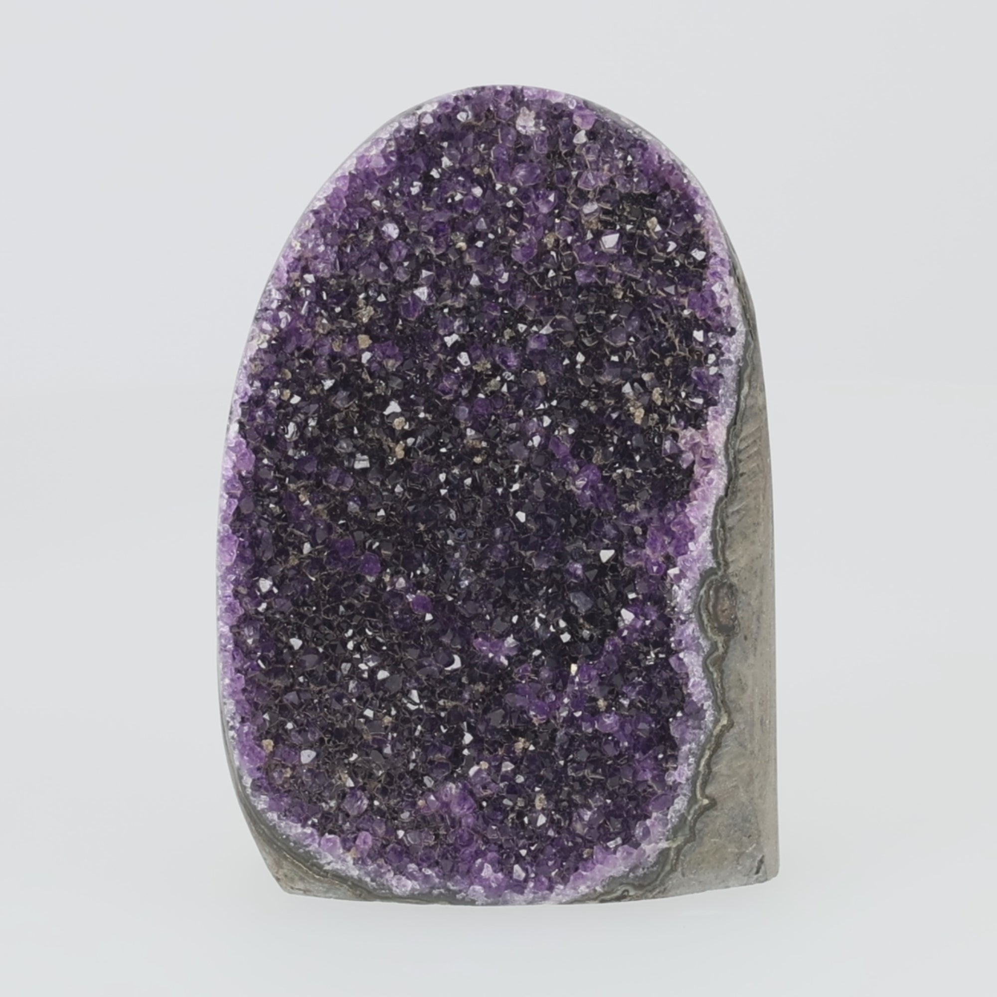 Video laden: Amethyst Cut Base aus Uruguay – Tiefviolette Kristallpracht 1368g (#552)
