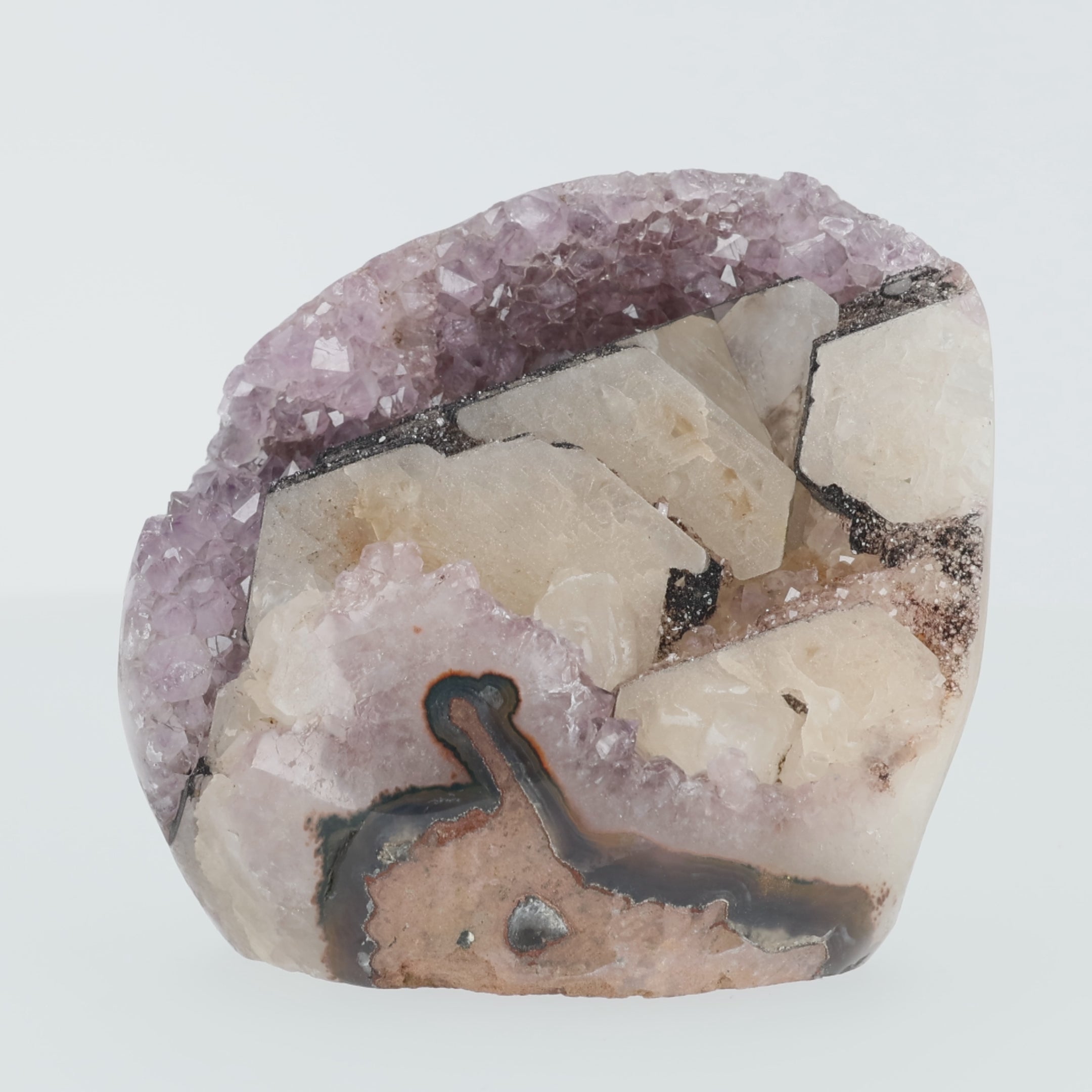 Video laden: Amethyst-Druse „Mondreflex“ – Amethyst Geode mit natürlichen Calcit-Kristallen (#427)