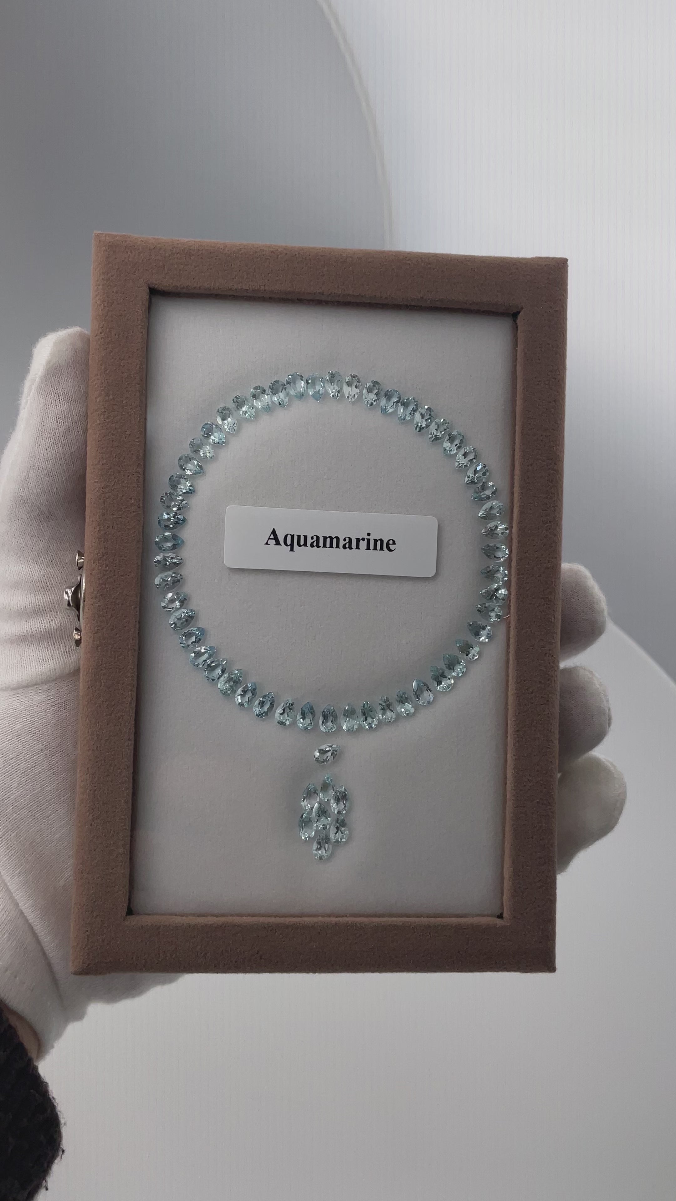 Video laden: 22,18 ct Aquamarin Set - 60 Edelsteine im Pear-Cut - Kristallines Hellblau