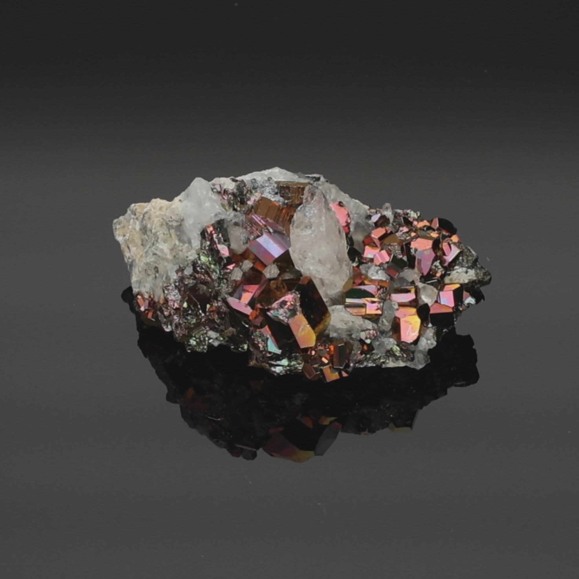 Video laden: Neon Vault – Rainbow Pyrit aus Borneo, Indonesien – 105 g – Mineralien-Unikat (#1086)
