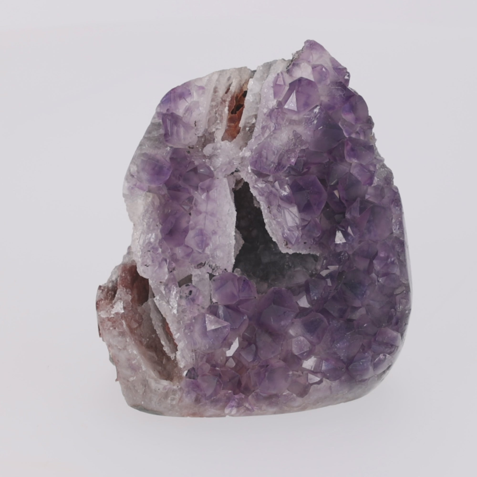 Video laden: Copper Veil ✦ Amethyst-Druse mit Calcit &amp; Hämatit/Goethit aus Uruguay | 844 g (#865)