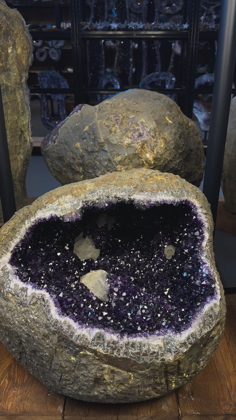 Amethyst Geode 69 kg aus Uruguay mit dunkler violetter Kristallhöhle und sichtbaren Calcit-Kristallen