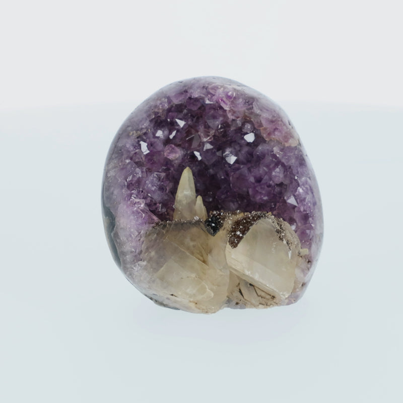 Amethyst mit Calcit aus Uruguay, Amethystkristalle mit hellen Calcitformationen, natürlich gewachsenes Mineralunikat.