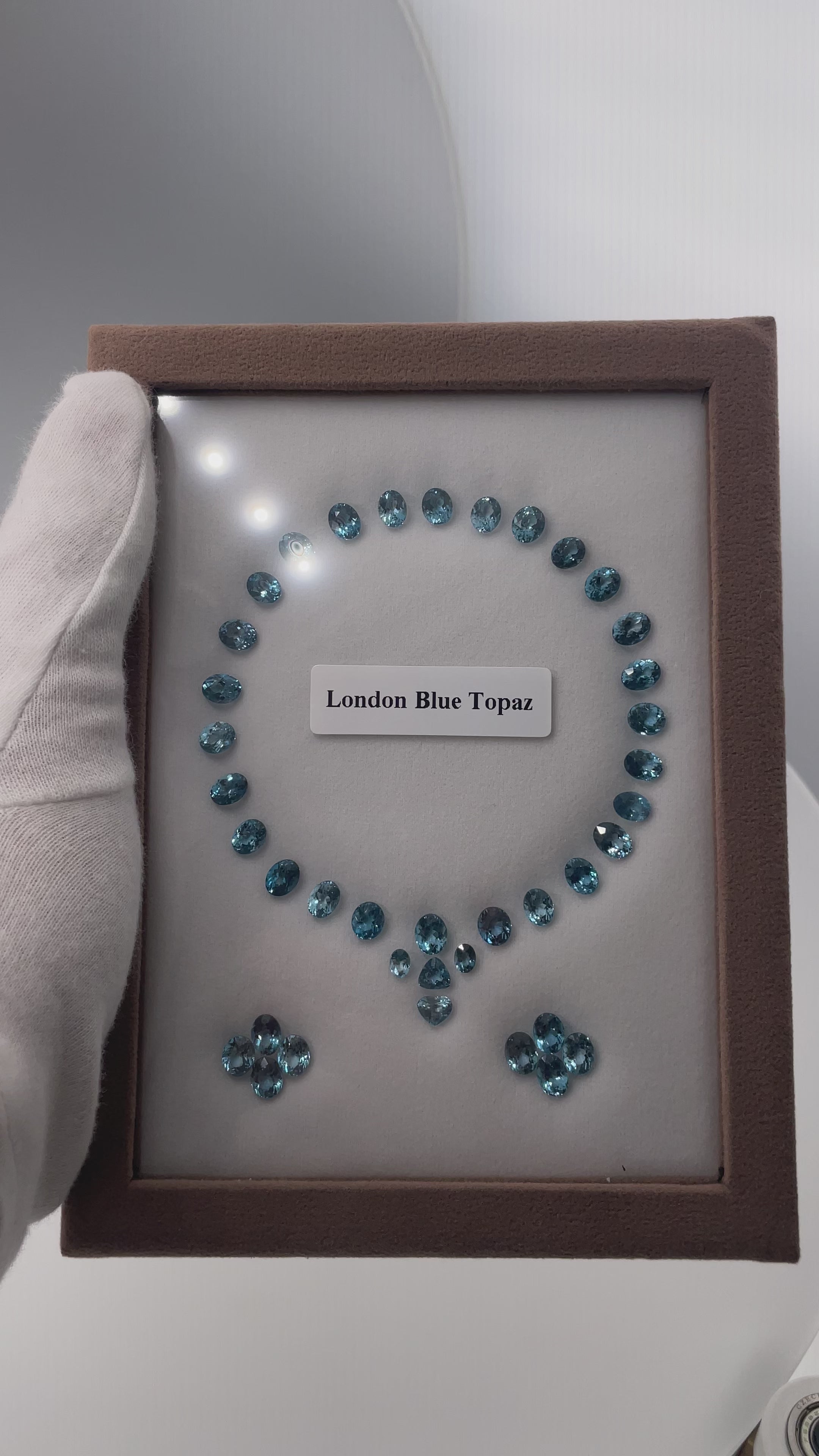 Video laden: 50,75 ct London Blue Topas Set - 39 Edelsteine (Oval &amp; Herz) - Mystisches Blau