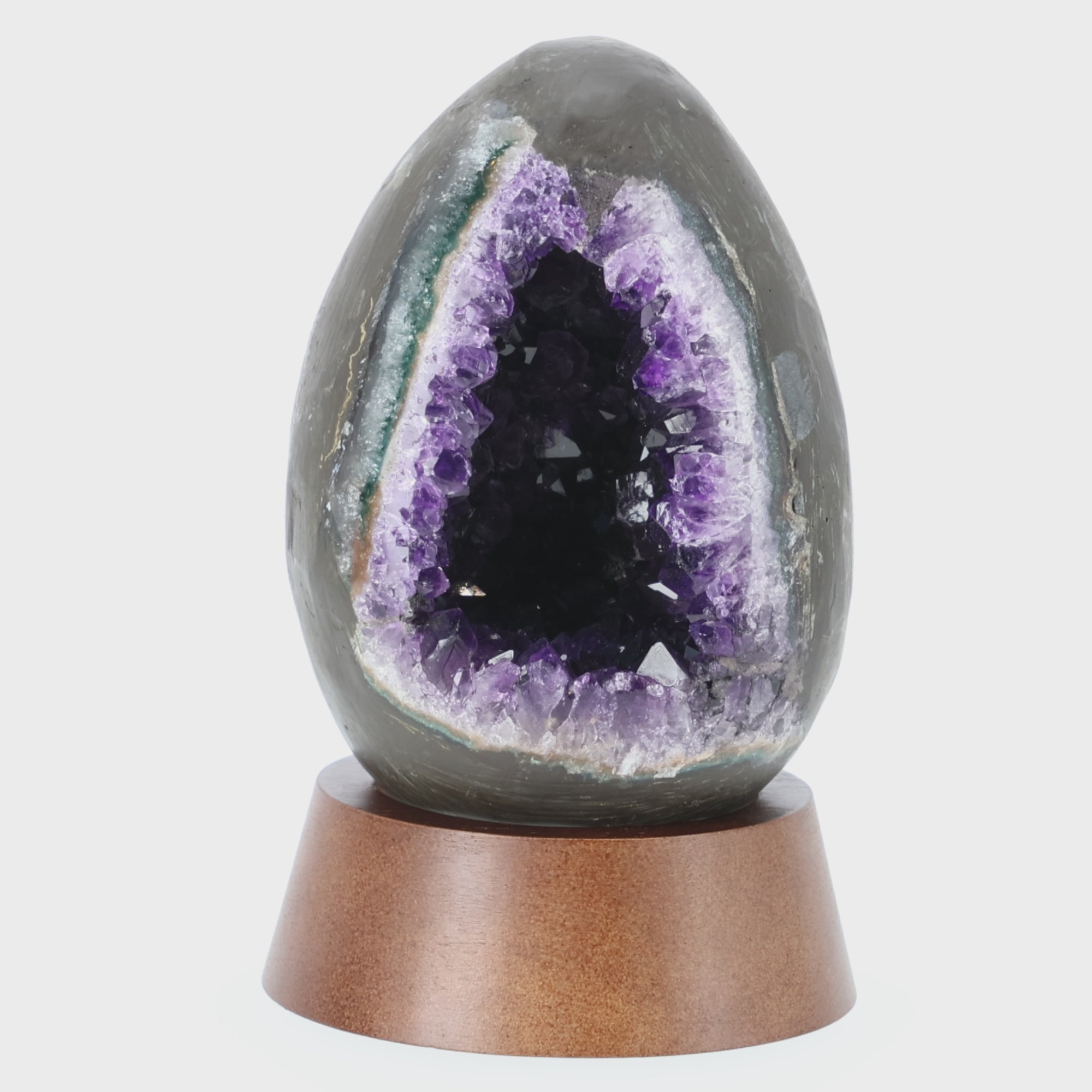 Load video: Großes Amethyst Ei aus Brasilien mit tiefvioletter Kristalldruse und natürlicher Achatstruktur | 2,095 kg Unikat (#561)