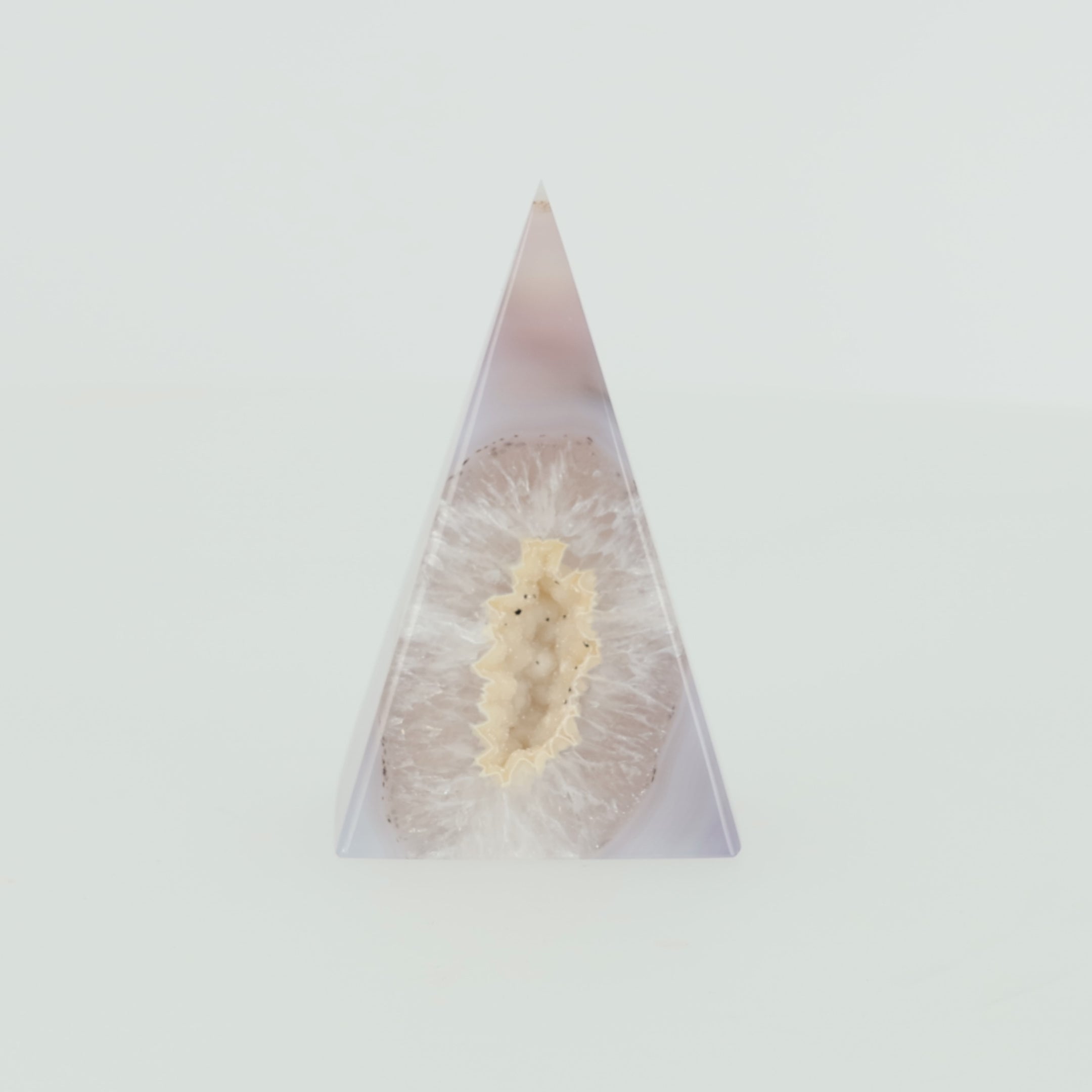 Video laden: Achat-Pyramide „Eisblüte“ – Filigranes Naturkunstwerk mit kristallinem Zentrum (#463)