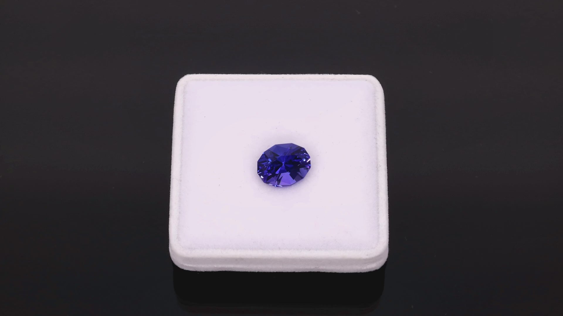 Load video: Tanzanite "Nightfall" 7.90 ct - Deep Violetish Blue - IGI Certified