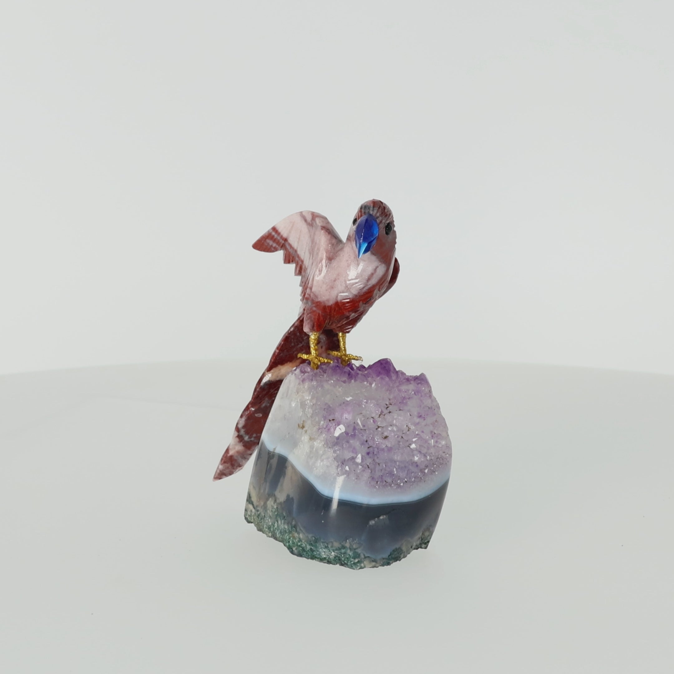 Load video: Amethyst-, Bergkristall- oder Achatstein aus Brasilien mit handgearbeiteten Vogelminiaturen aus verschiedenen Natursteinen.