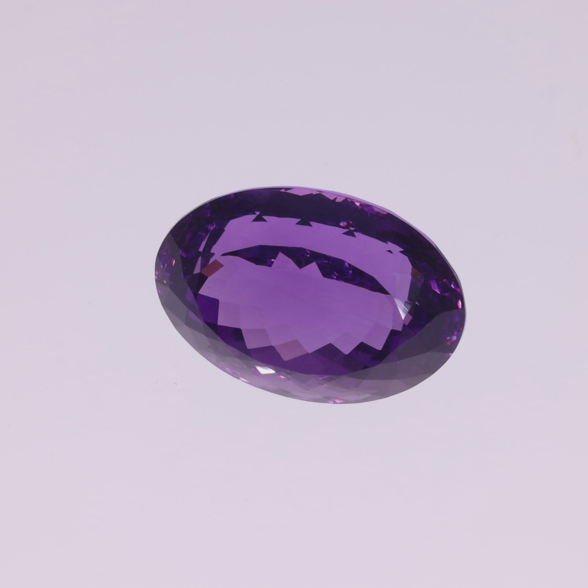 Video laden: 23,77 ct Amethyst Ovalschliff - Brillante Symmetrie in Tiefviolett aus Brasilien