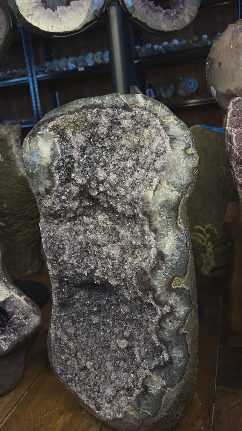 Helle Uruguay Amethyst-Druse mit feiner kristalliner Struktur und natürlicher Höhlung