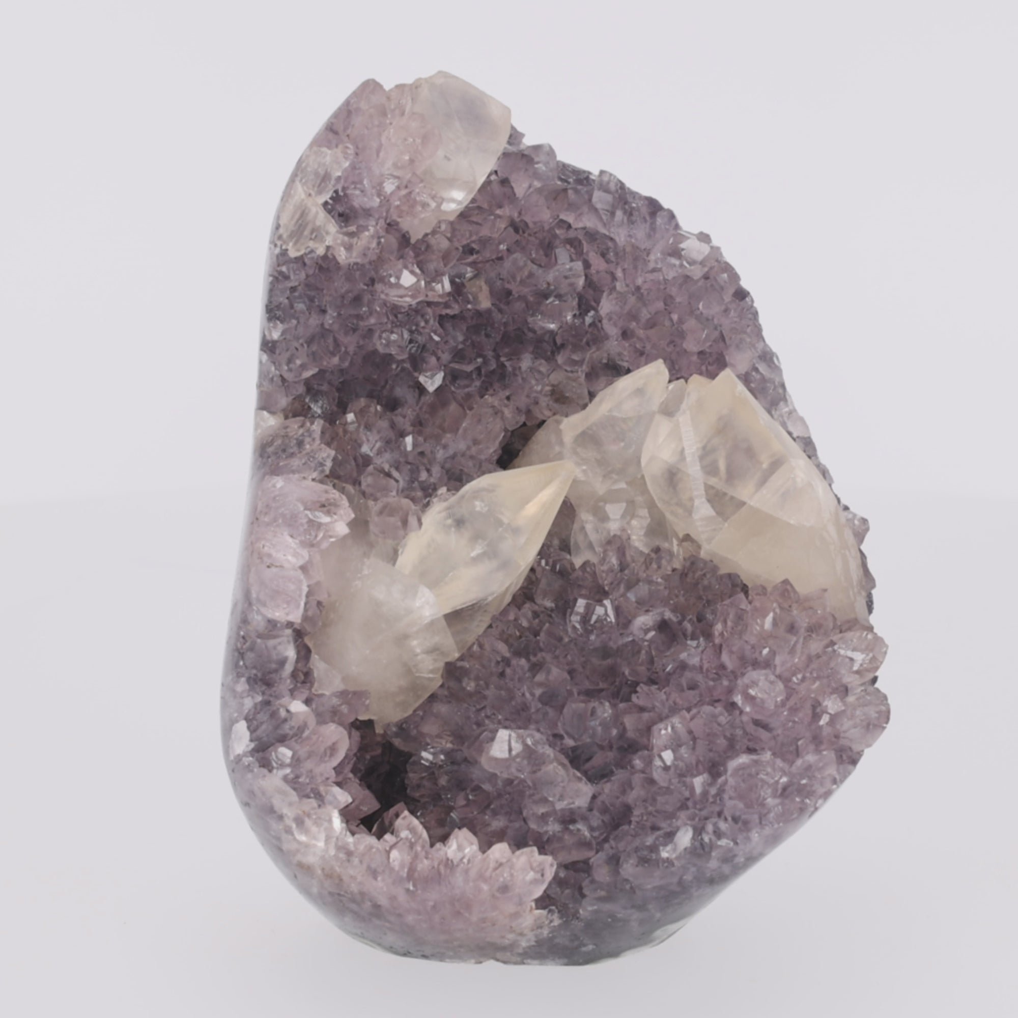 Video laden: Crystal Arch ✦ Amethyst mit Calcit-Kristallen – 3200 g Kristall-Unikat (#972)