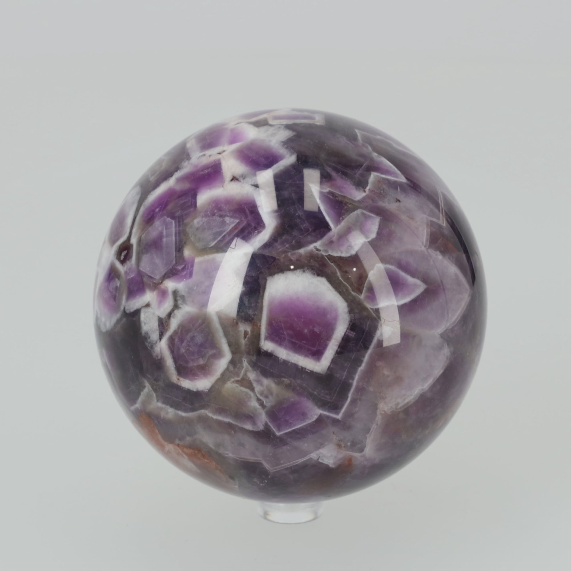 Video laden: Chevron Amethyst Kugel aus Brasilien – Ausdrucksstarke Bänderung in perfekter Kugelform | 1066g Unikat (#617)