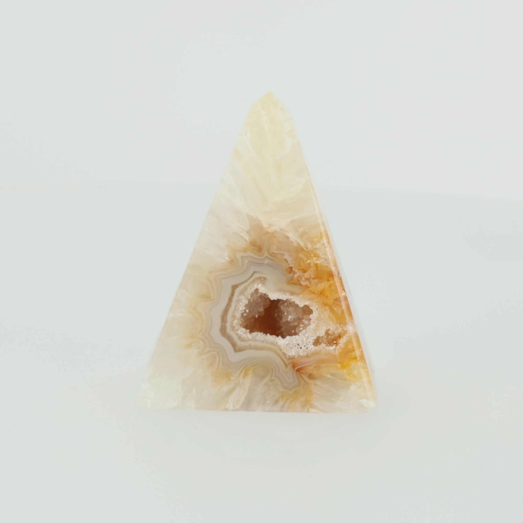 Video laden: Achat-Pyramide „Goldene Quelle“ – Strahlendes Naturkunstwerk mit funkelnder Kristalldruse (#466)