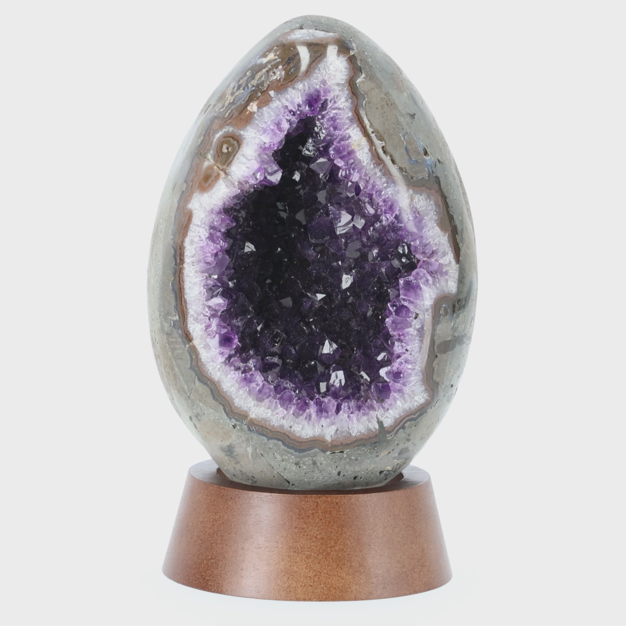 Video laden: Exklusives Amethyst Ei aus Brasilien mit natürlicher Druse und Achatrand | 3,37 kg Einzelstück (#560)