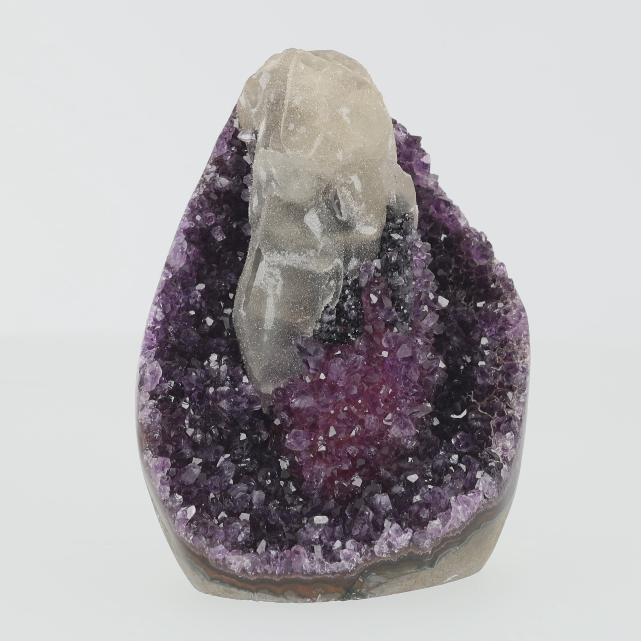 Video laden: Amethyst-Druse „Kristallthron“ – Amethyst mit imposantem Calcit-Kristall  (#422)