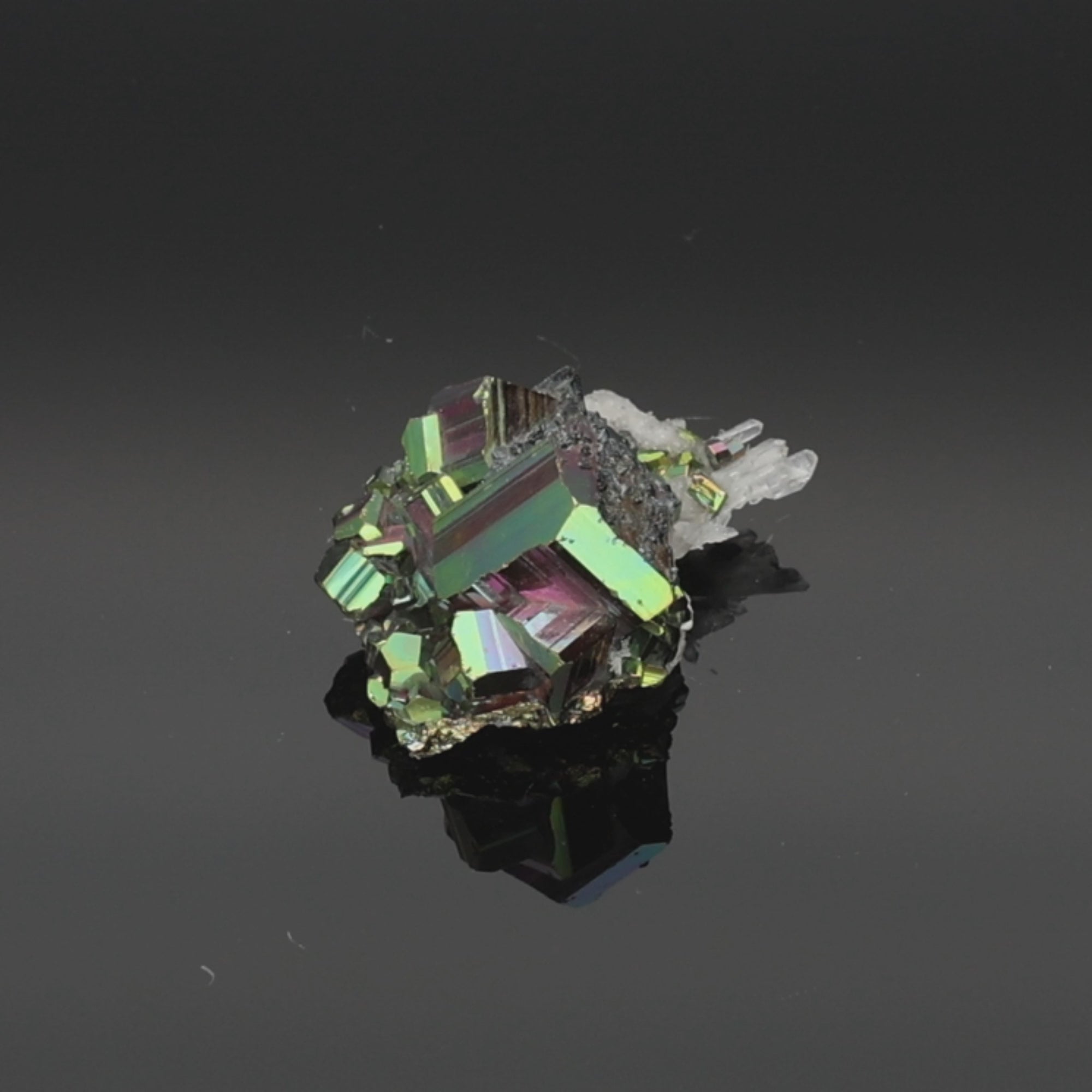 Load video: Nova Shard – Rainbow Pyrit aus Borneo, Indonesien – 27,6 g – Mineralien-Unikat (#1106)