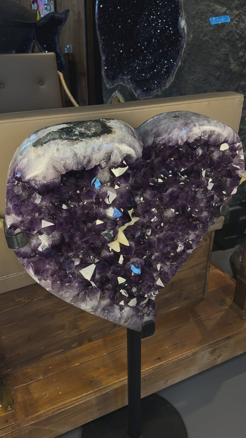 Großes Amethyst Herz mit violetter Kristallstruktur auf Metallständer aus Brasilien