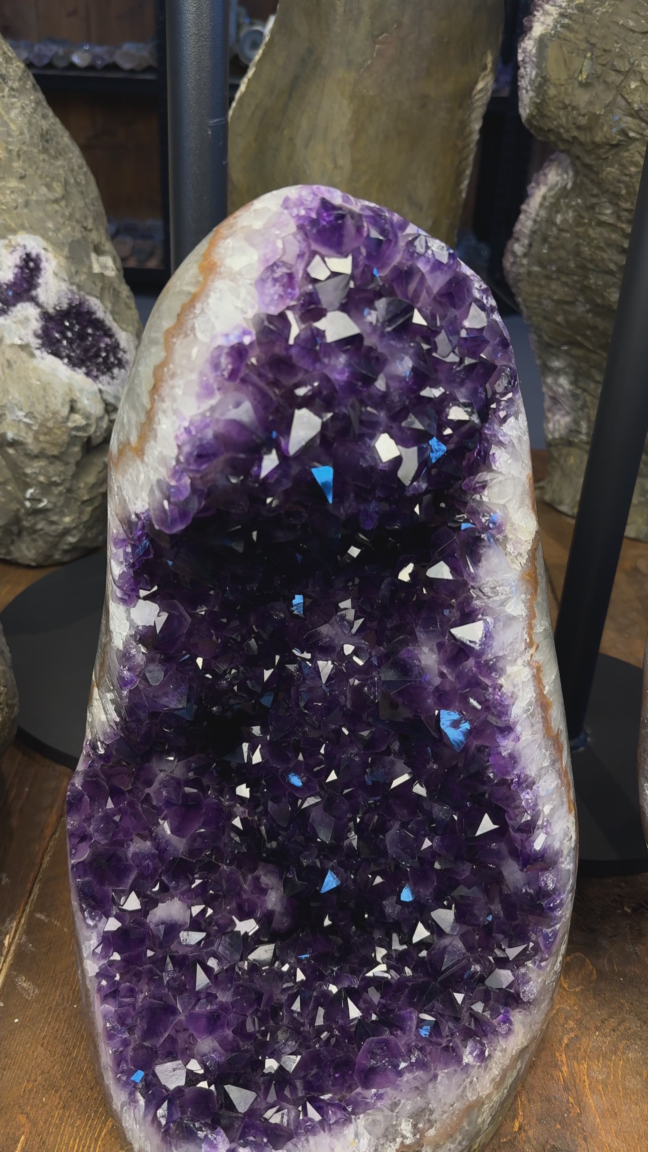 Load video: Amethyst Geode Uruguay 24,6 kg dunkelviolette Kristalle kompakte Form hochwertige Farbe Naturstein Unikat