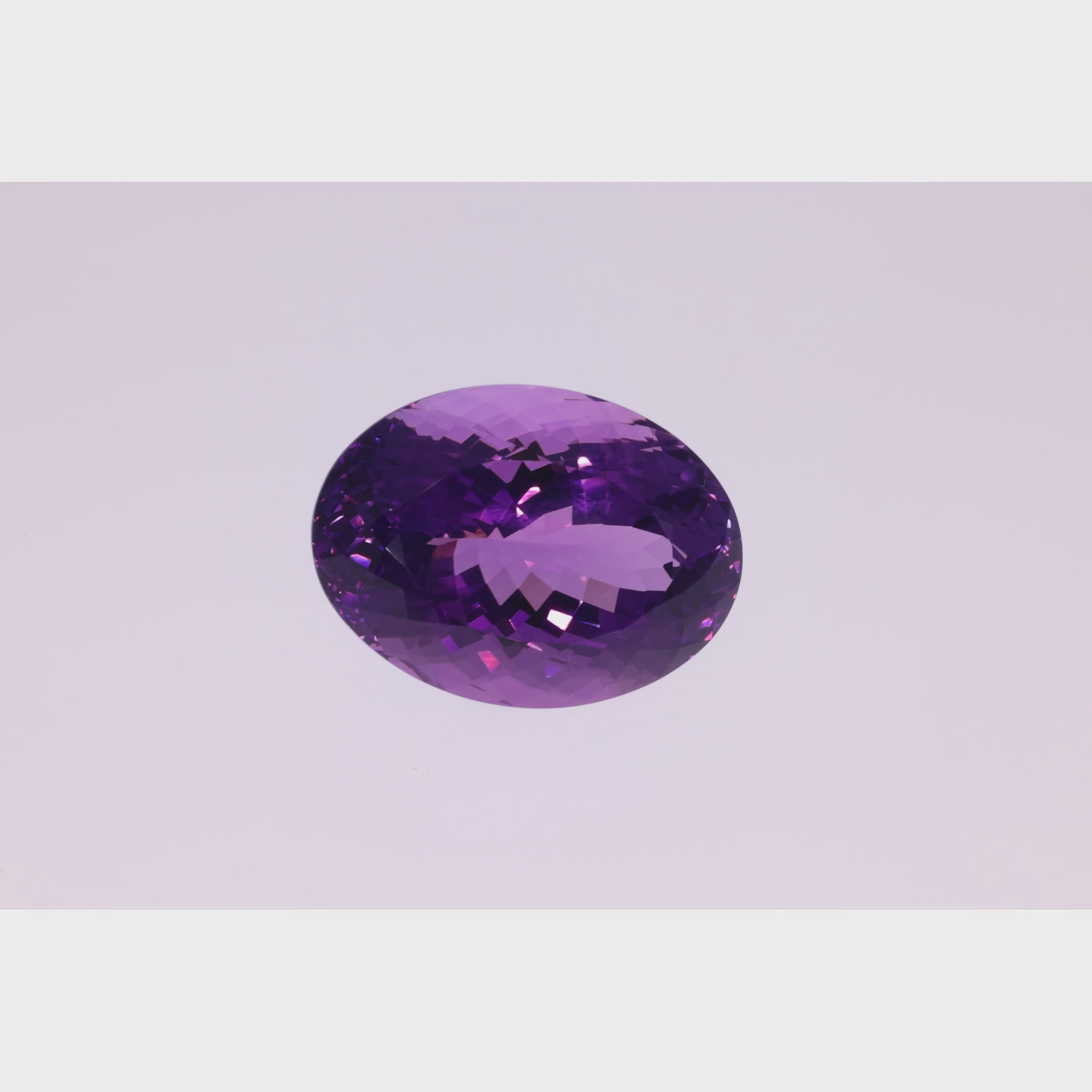 Video laden: 31,76 ct Amethyst im Ovalschliff - Brillante Symmetrie - Tiefviolett aus Brasilien